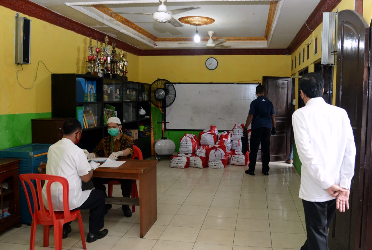 Presiden Jokowi Tinjau Pembagian Sembako