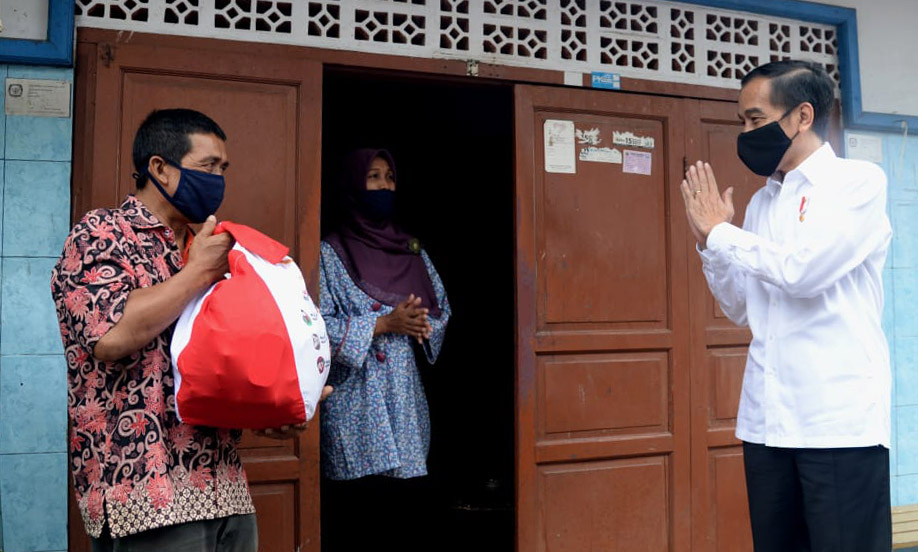 Presiden Jokowi Tinjau Pembagian Sembako