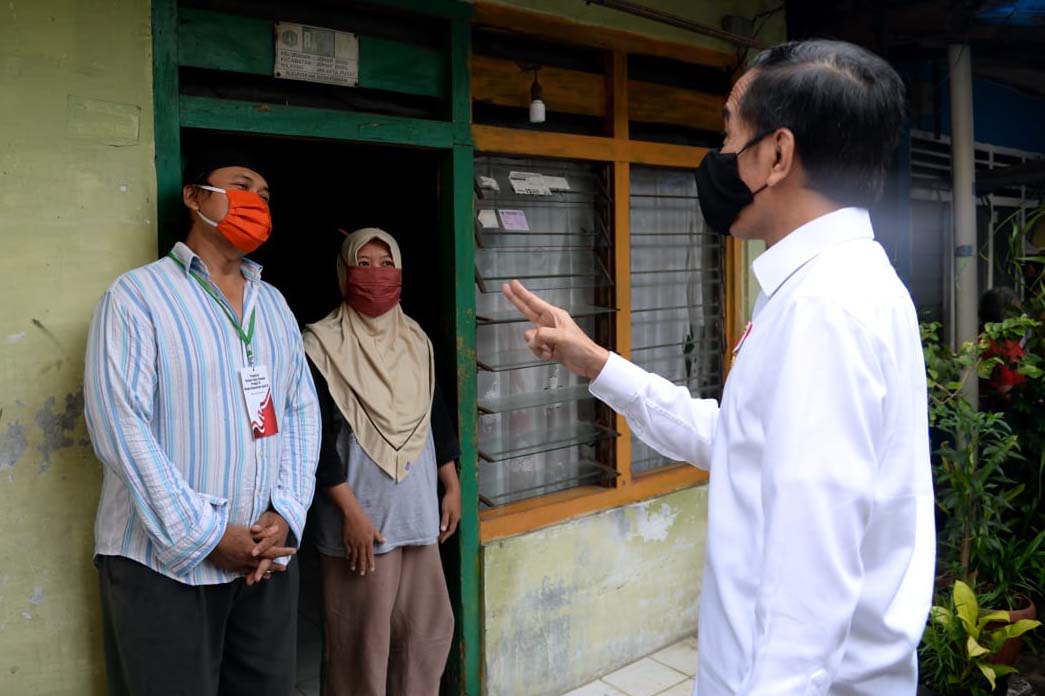 Presiden Jokowi Tinjau Pembagian Sembako