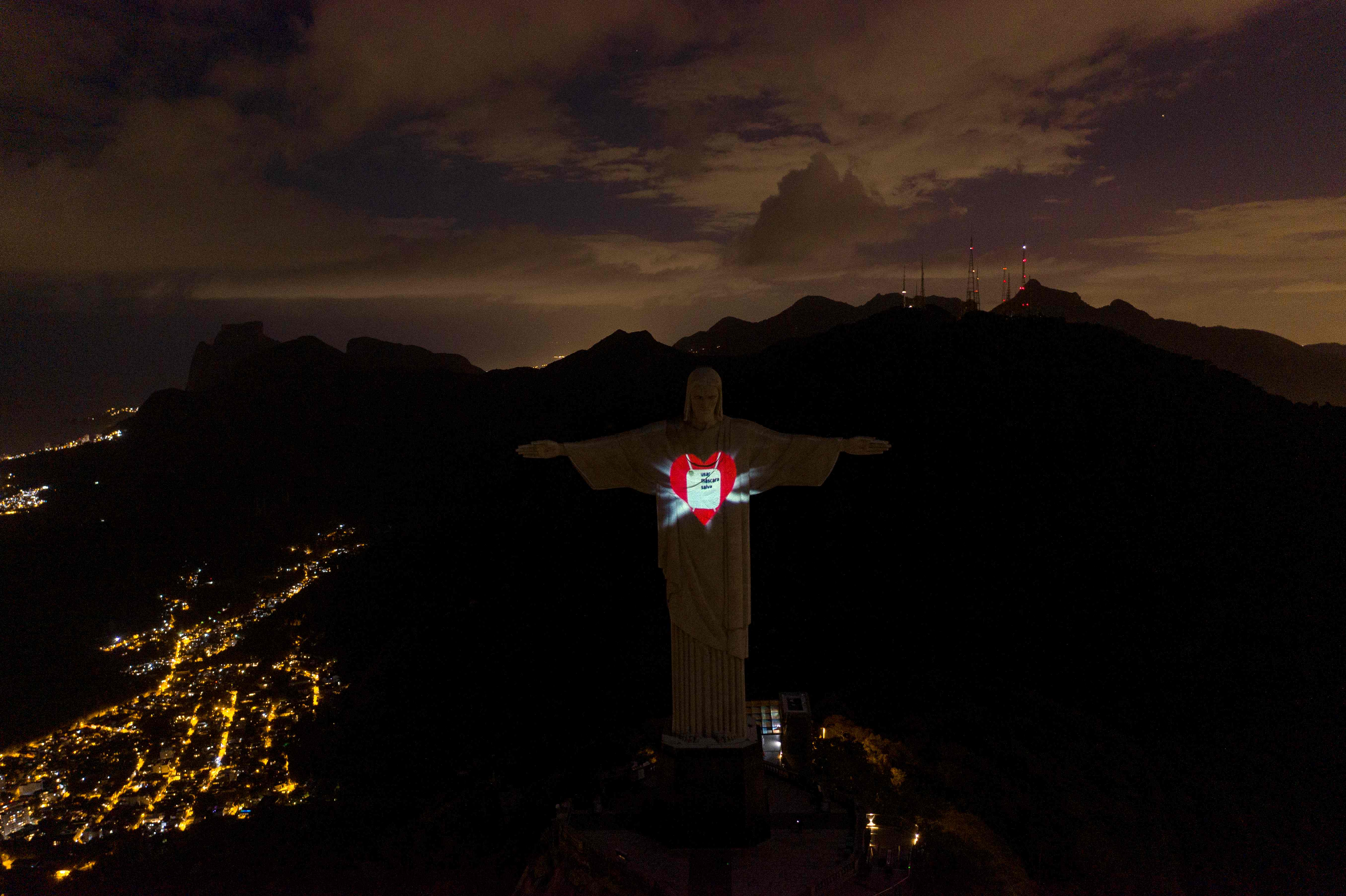 Video Mapping Masker di Patung Kristus Sang Penebus