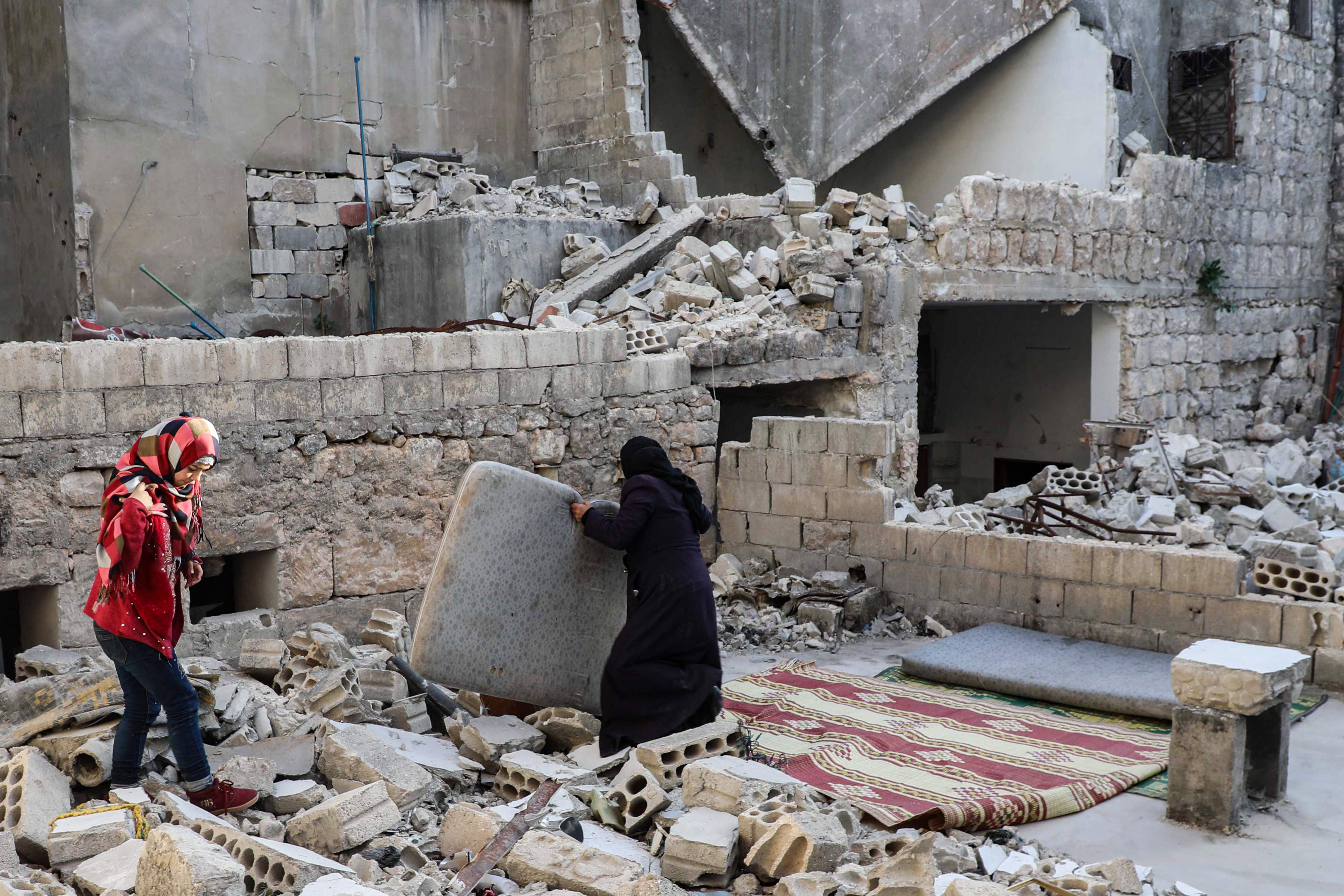 Buka Puasa di Tengah Reruntuhan