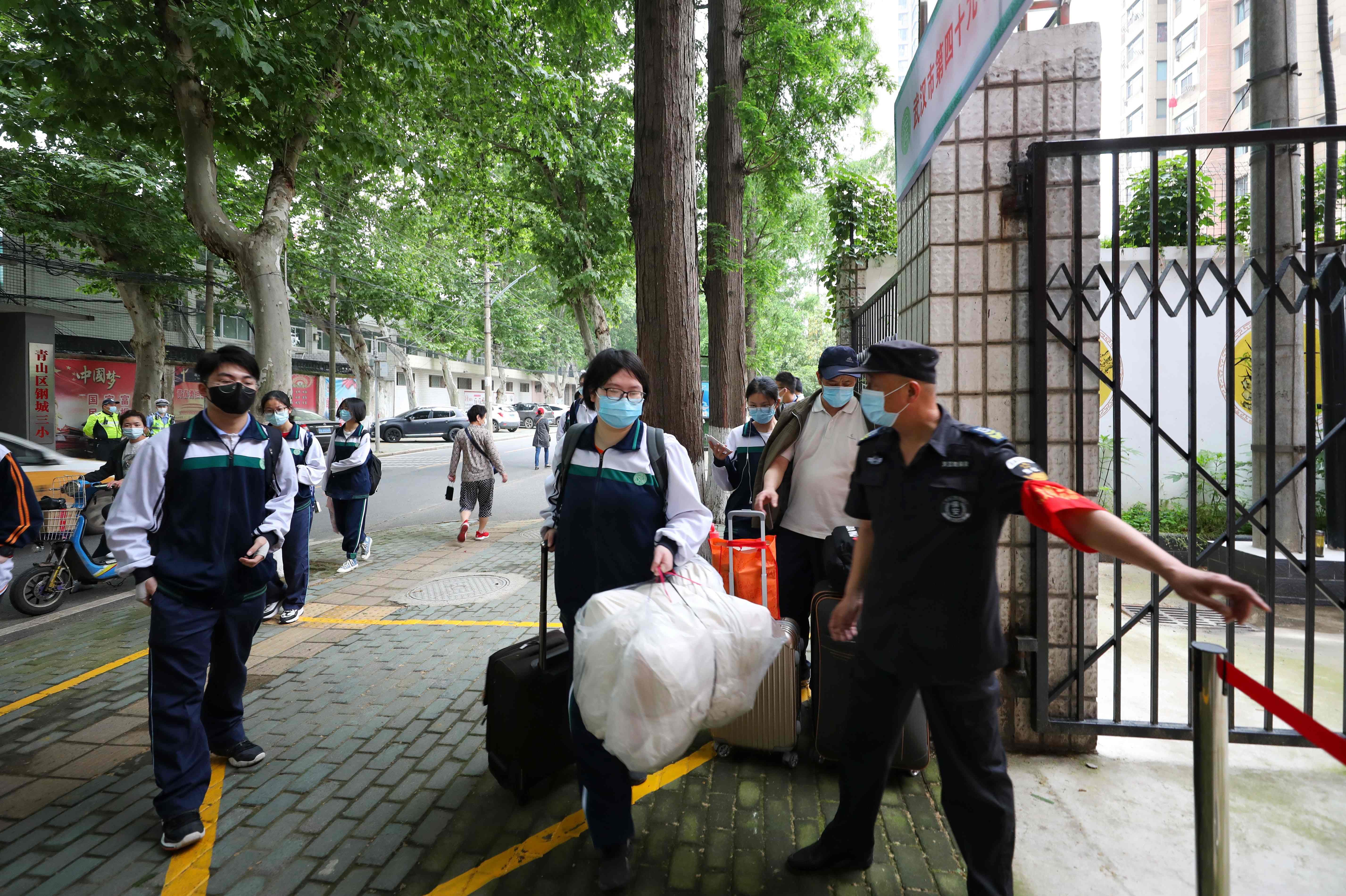 Pelajar Wuhan Kembali Merasakan Bangku Sekolah