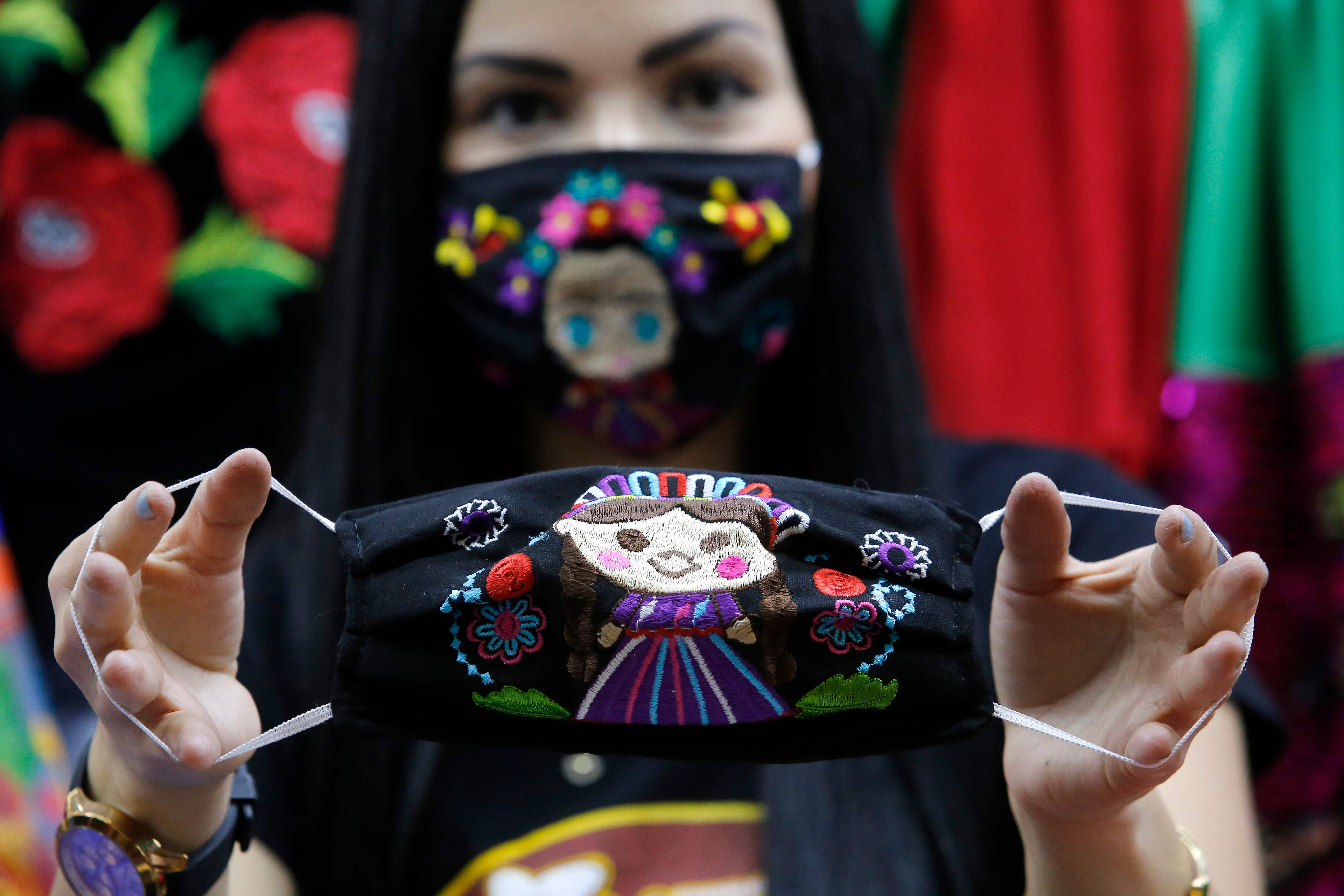 Masker Motif Tradisional Meksiko