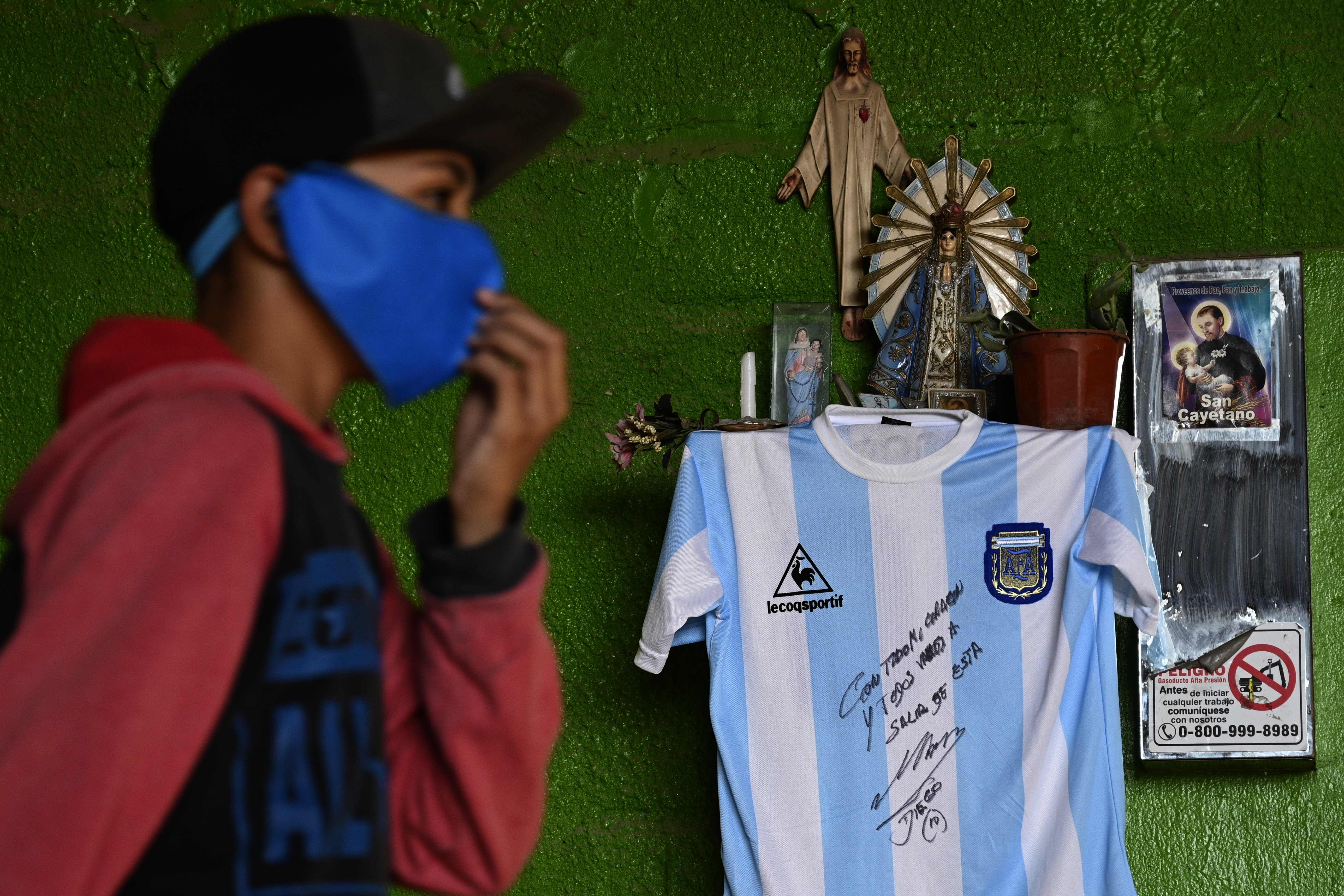 Jersey Bertanda Tangan Maradona untuk Penyumbang Makanan