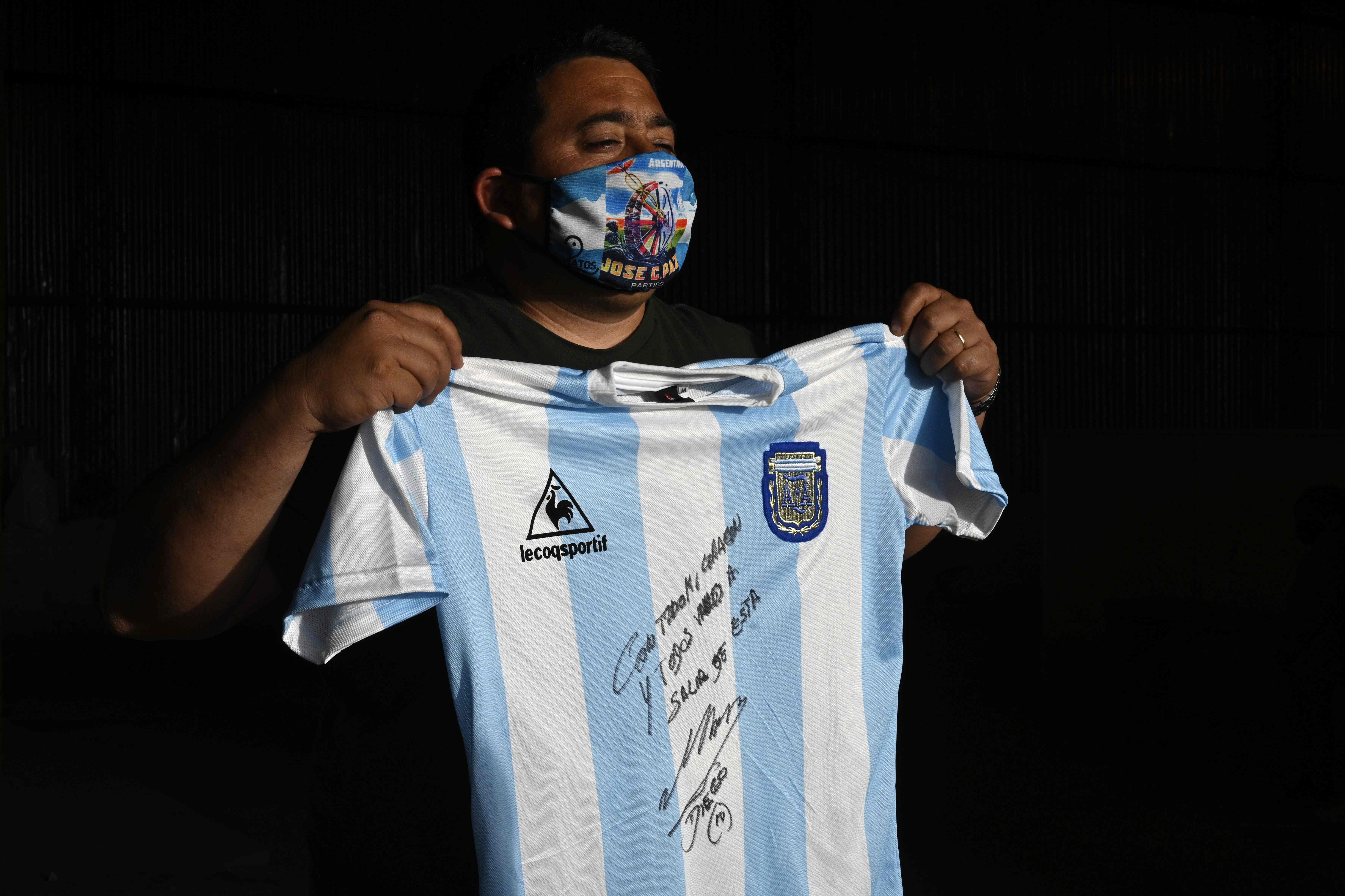 Jersey Bertanda Tangan Maradona untuk Penyumbang Makanan