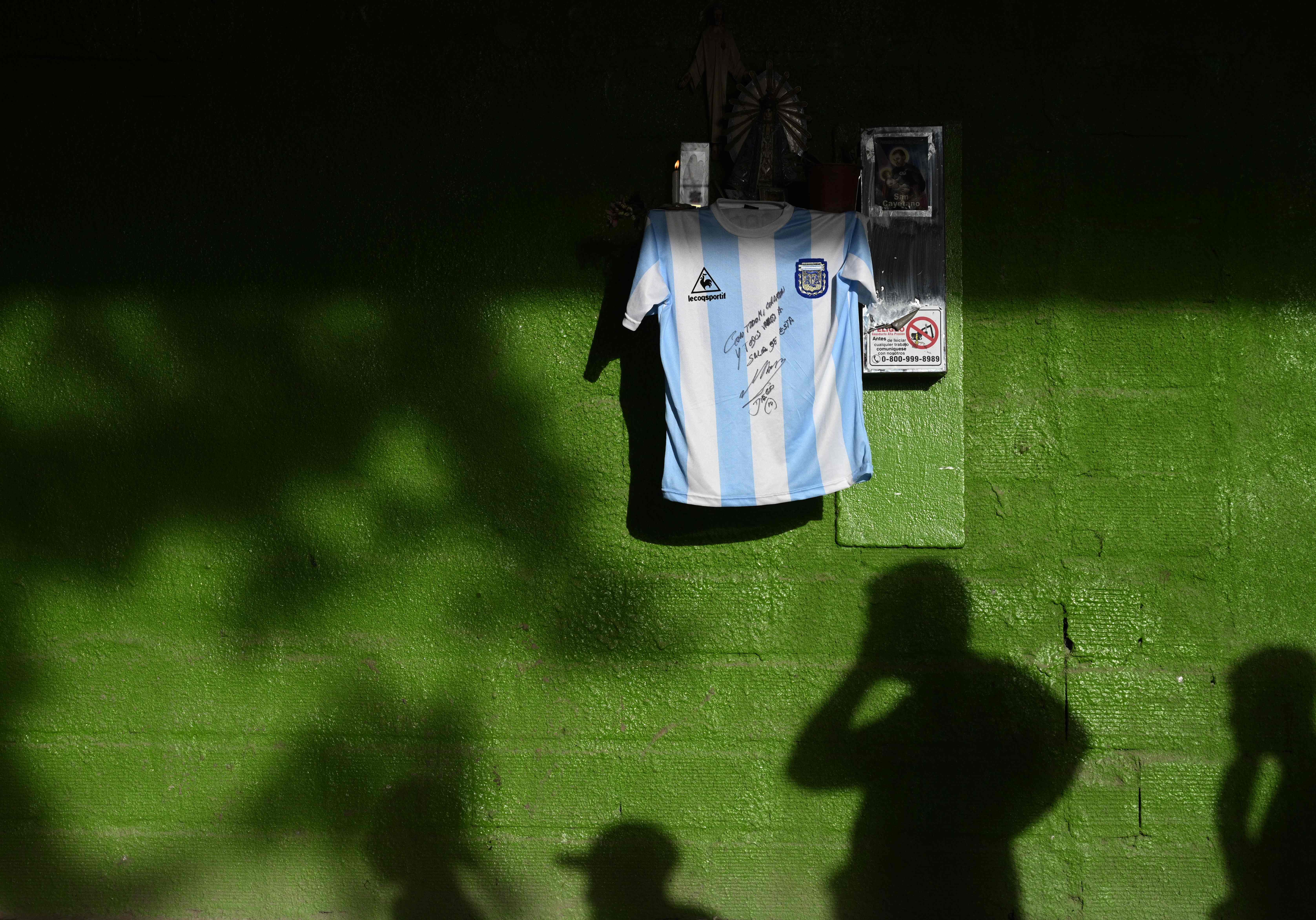 Jersey Bertanda Tangan Maradona untuk Penyumbang Makanan