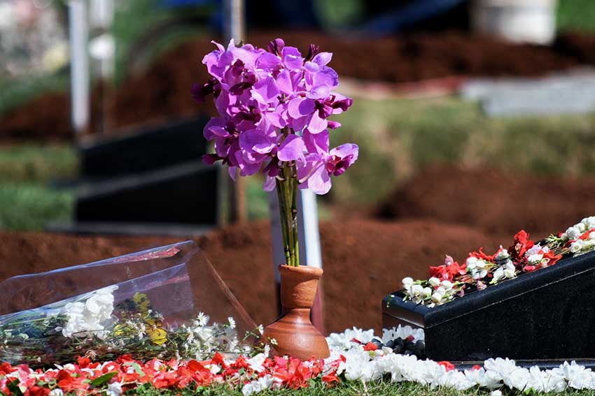 Ziarah di Pemakaman Khusus Covid-19