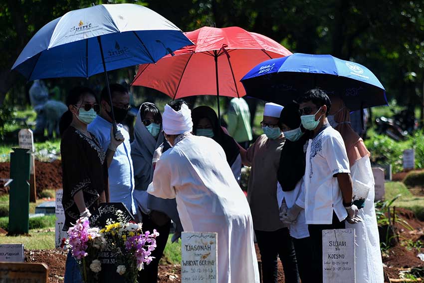 Ziarah di Pemakaman Khusus Covid-19