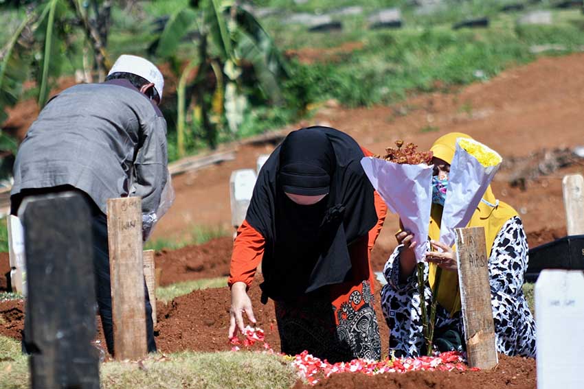 Ziarah di Pemakaman Khusus Covid-19