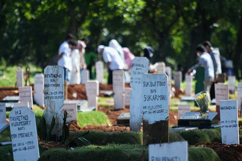 Ziarah di Pemakaman Khusus Covid-19