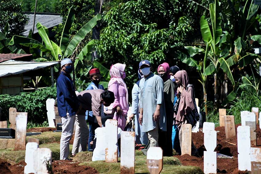 Ziarah di Pemakaman Khusus Covid-19