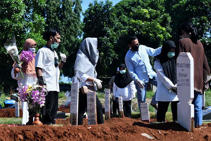 Ziarah di Pemakaman Khusus Covid-19