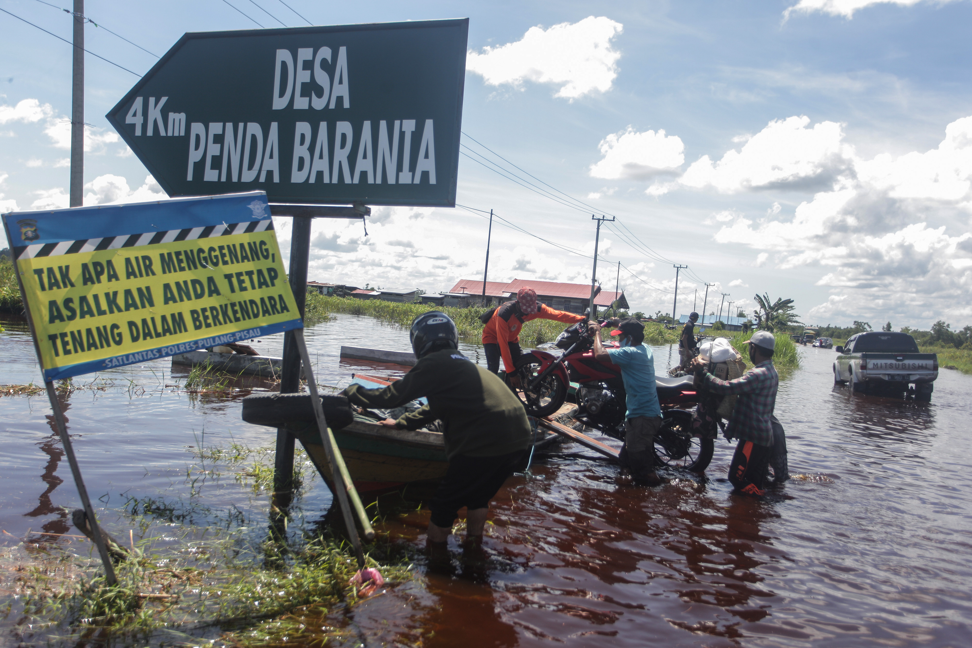 Banjir Jalur Trans Kalimantan