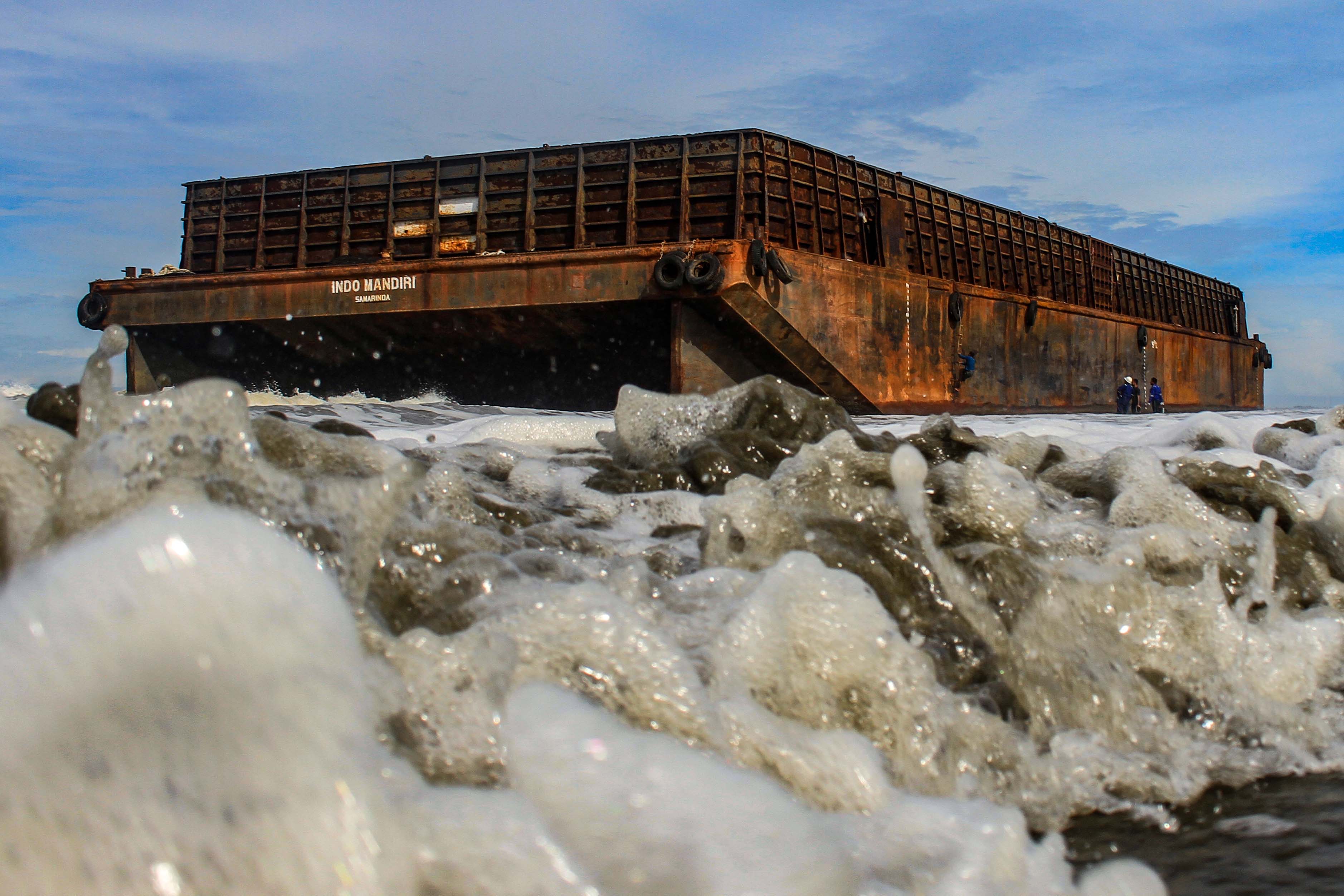Kapal Tongkang Terdampar