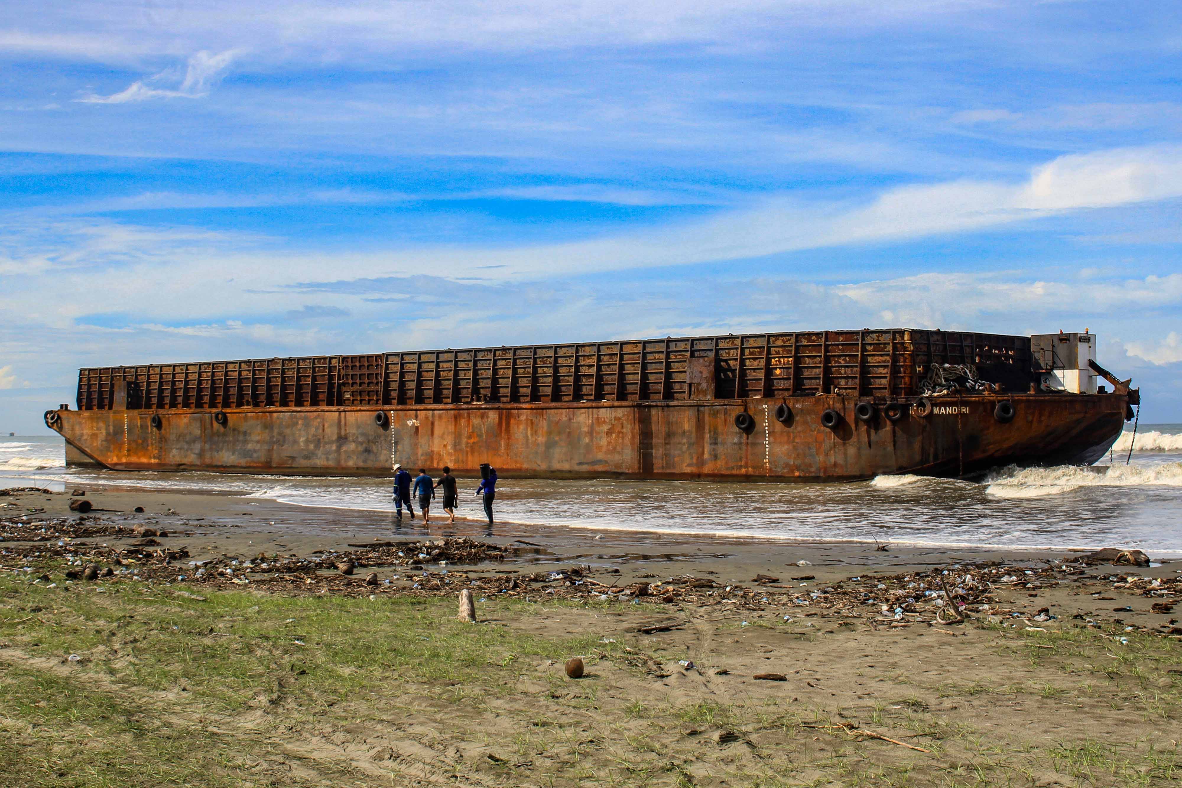 Kapal Tongkang Terdampar