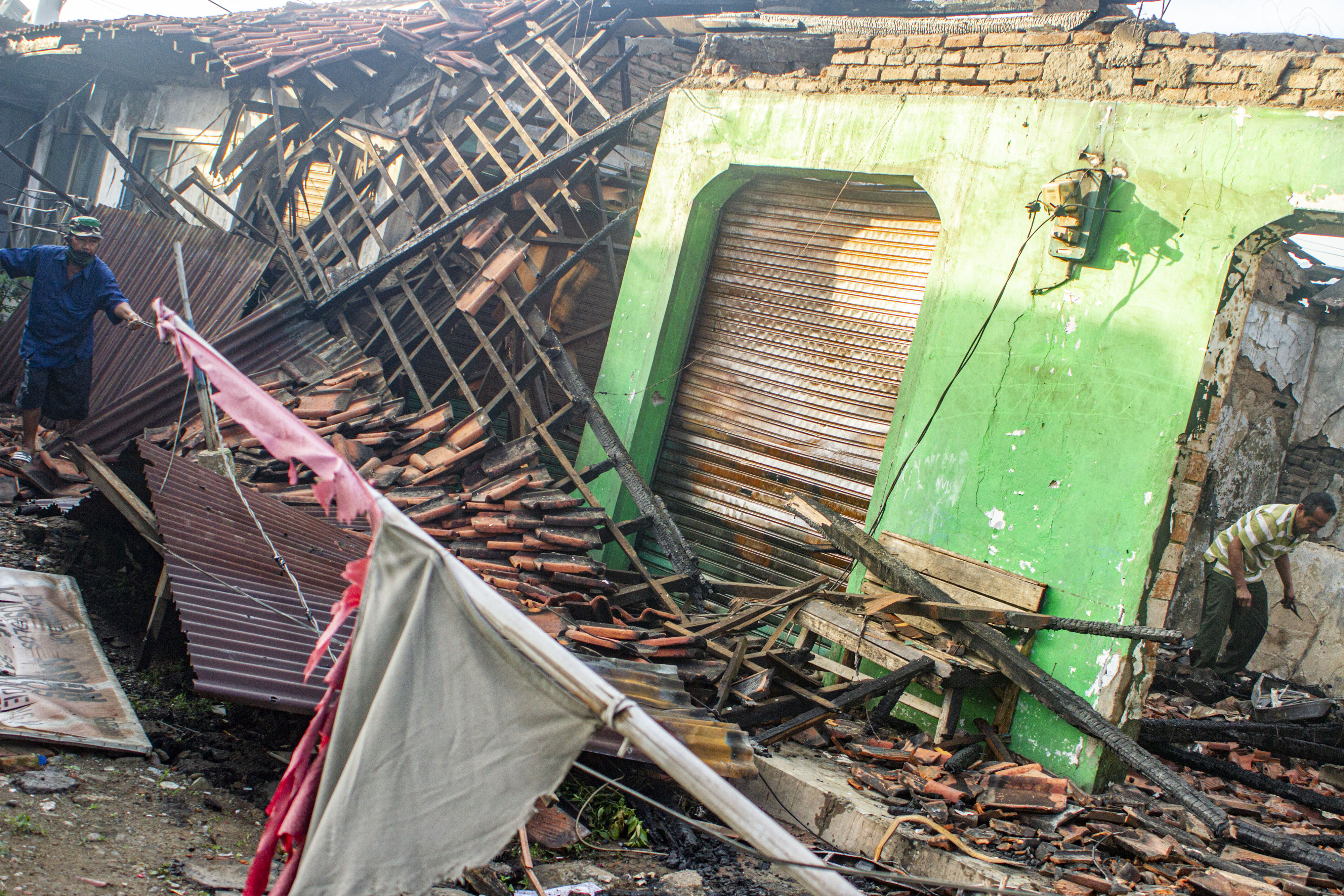 Enam Kios Pasar Simpang Jomin Hangus Terbakar