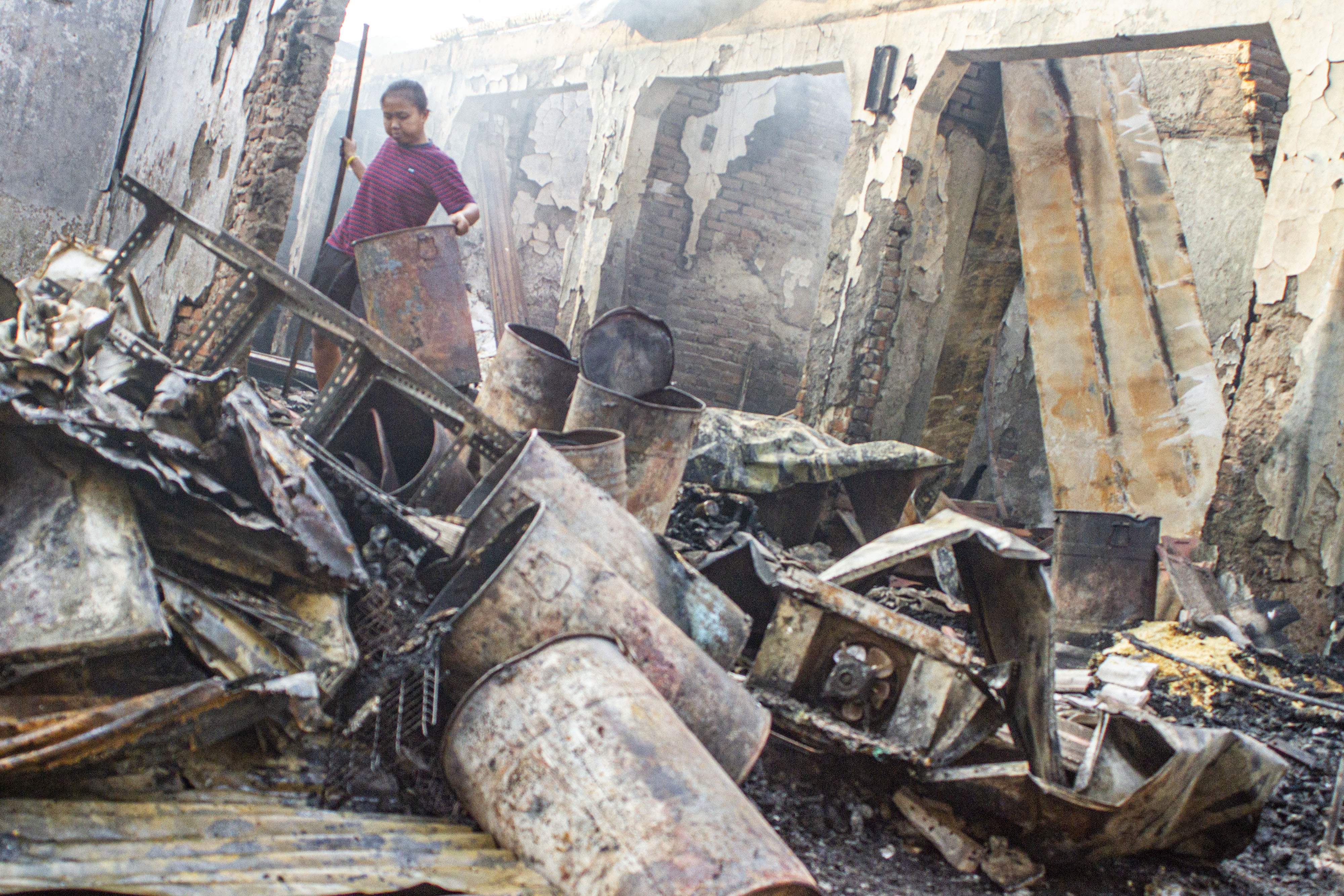 Enam Kios Pasar Simpang Jomin Hangus Terbakar