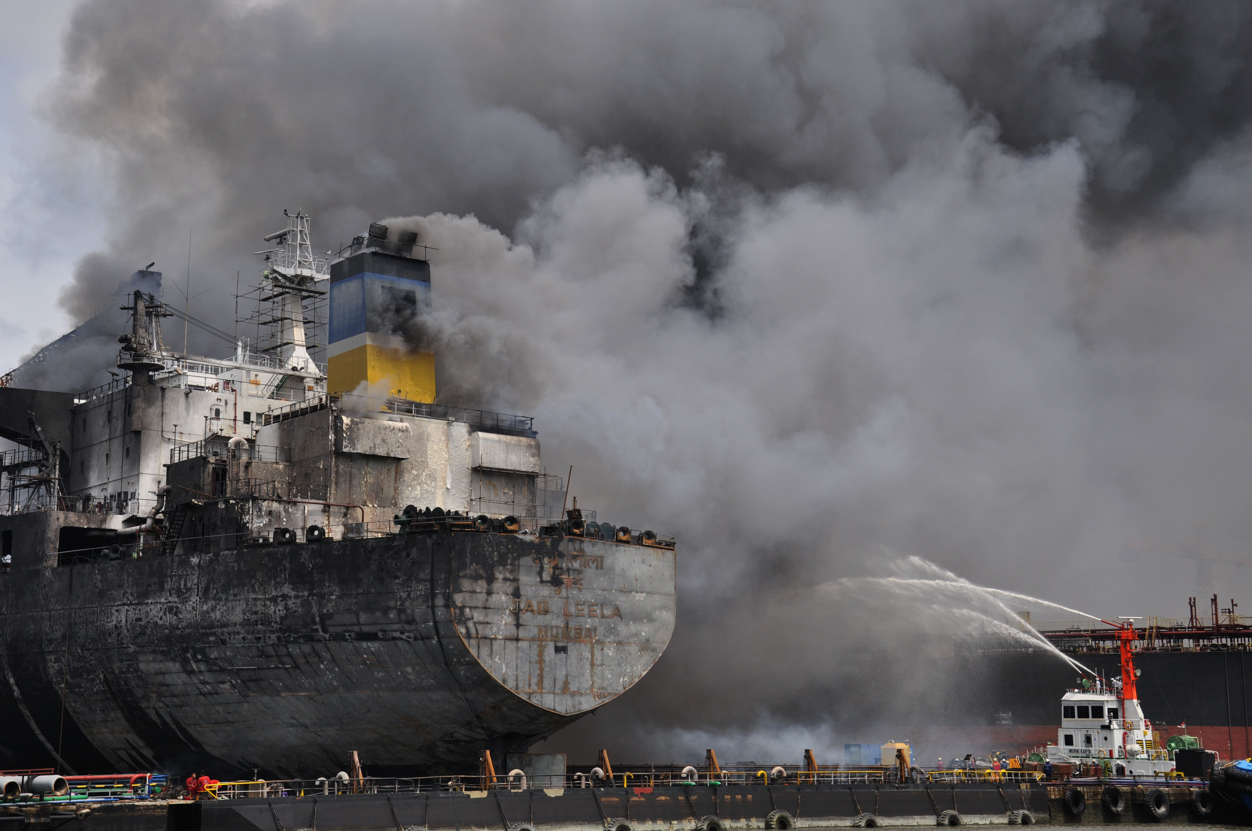 Kapal Tanker Terbakar