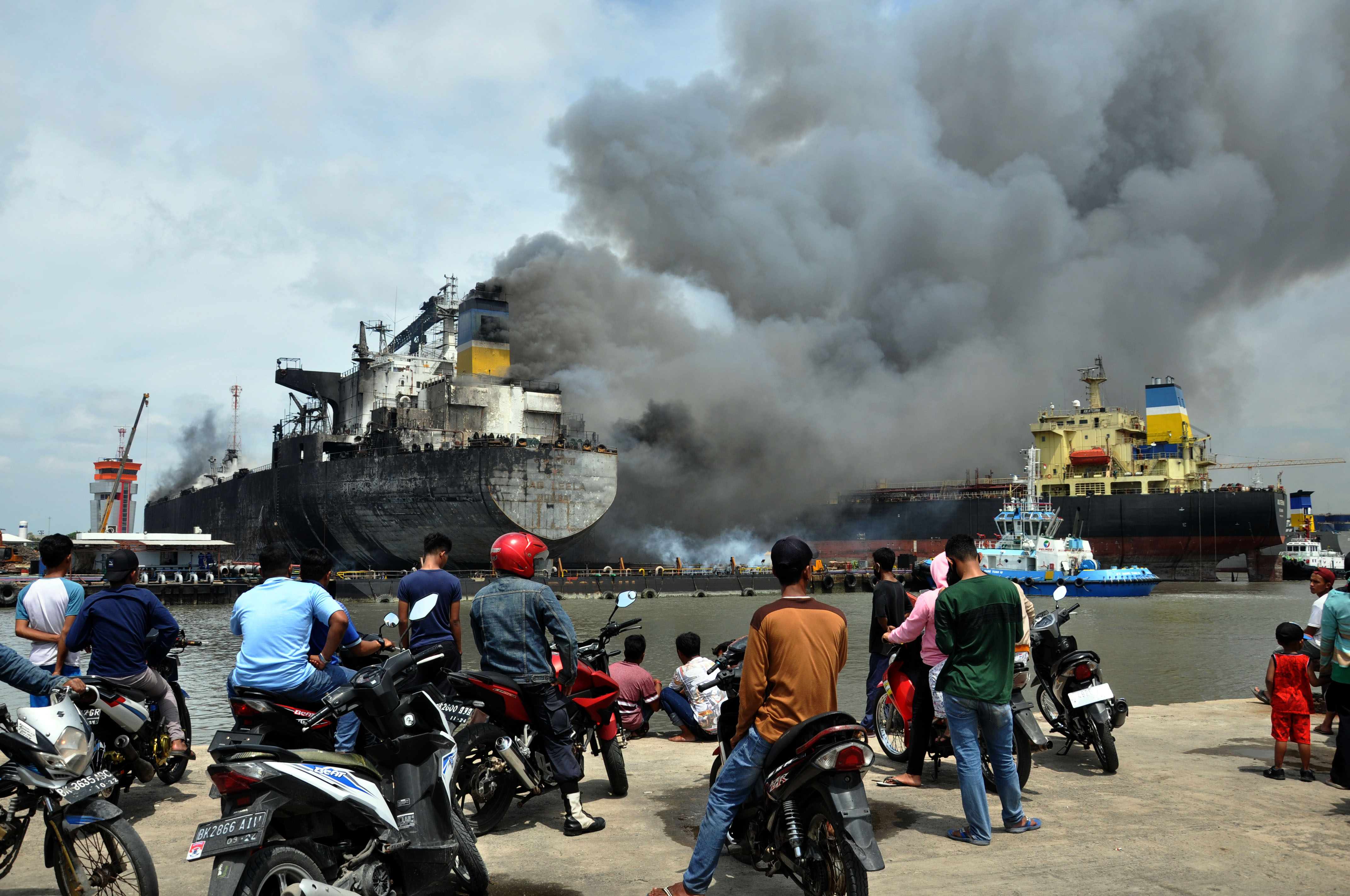 Kapal Tanker Terbakar