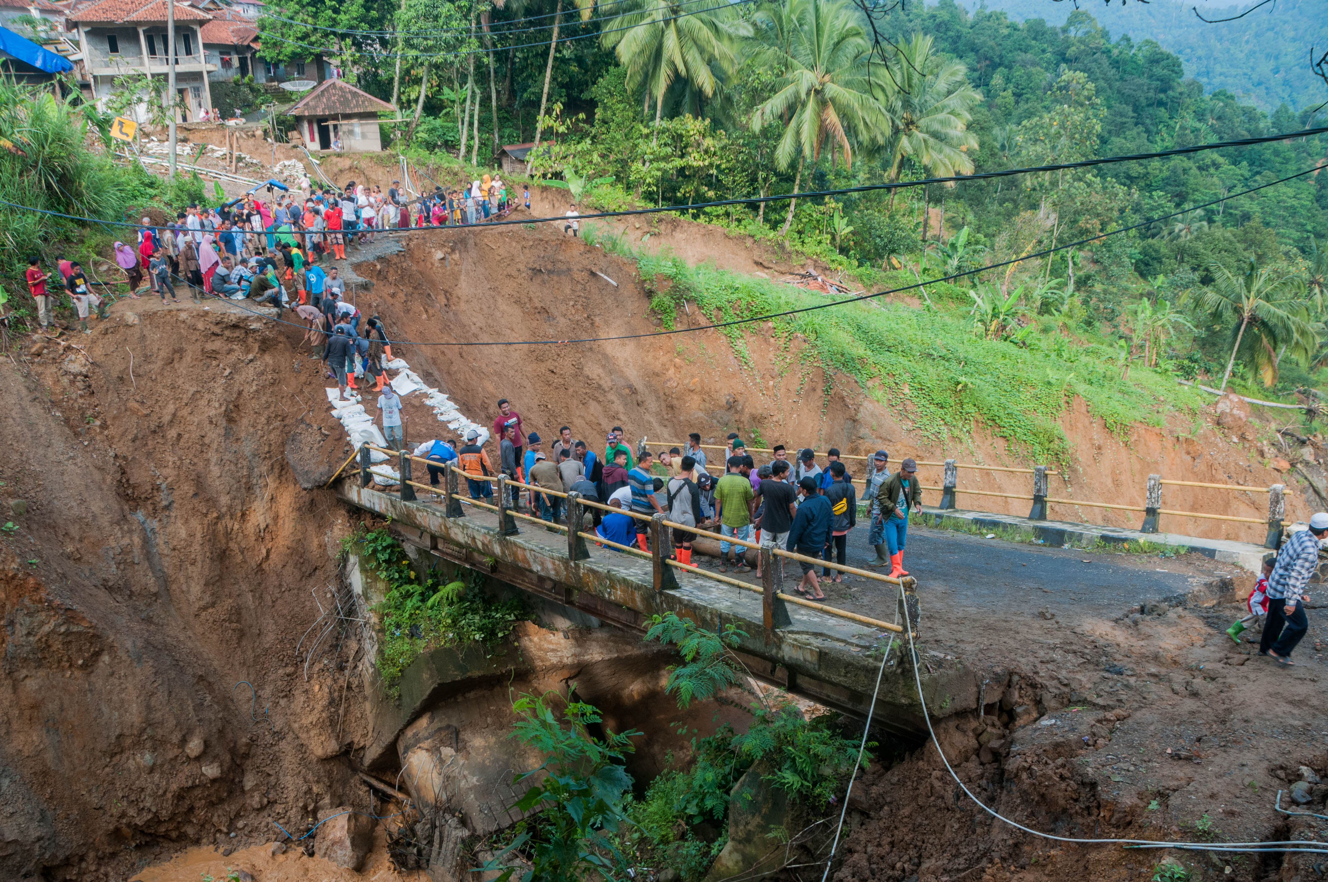 Jembatan Putus di Lebak