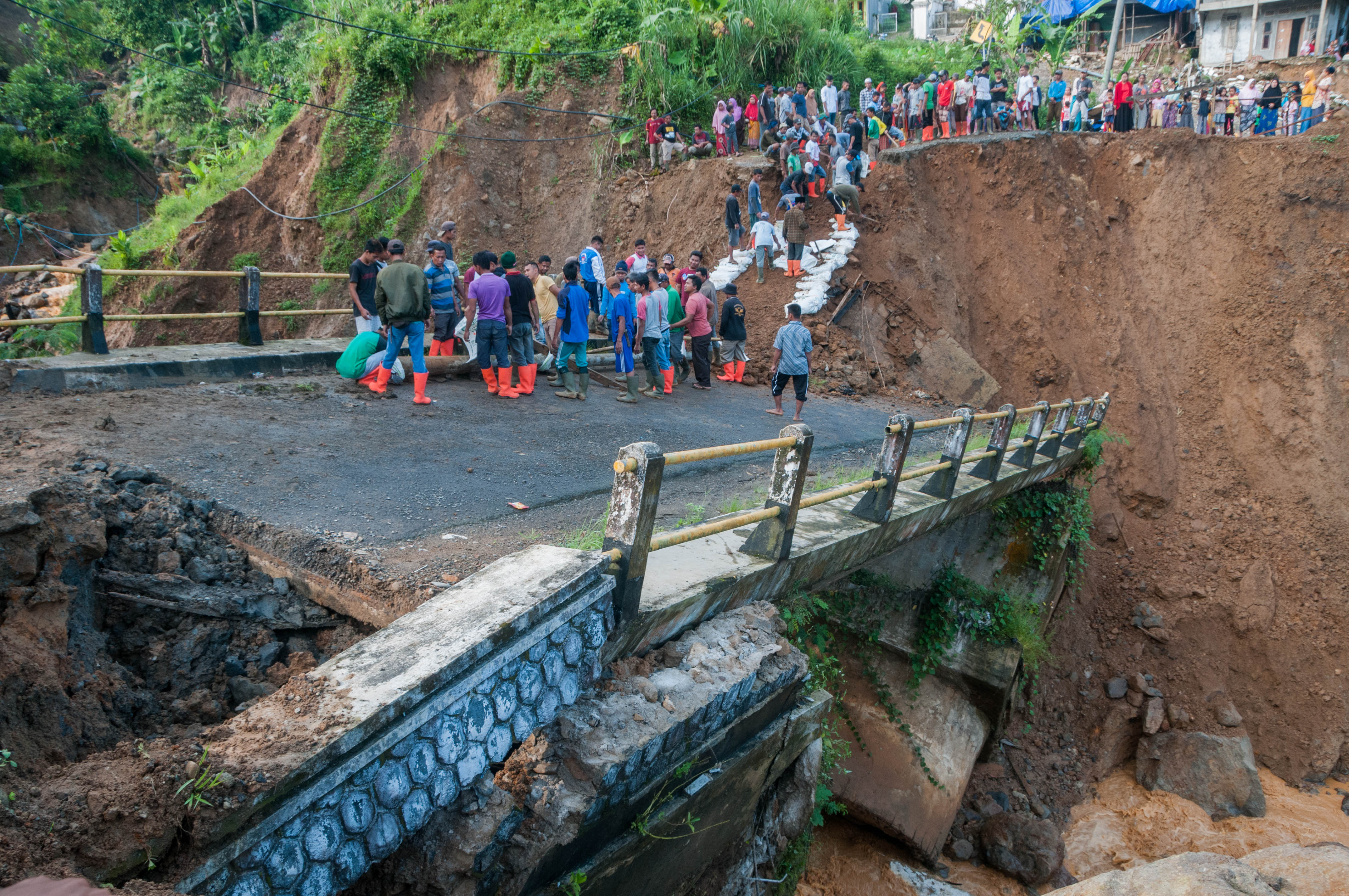 Jembatan Putus di Lebak