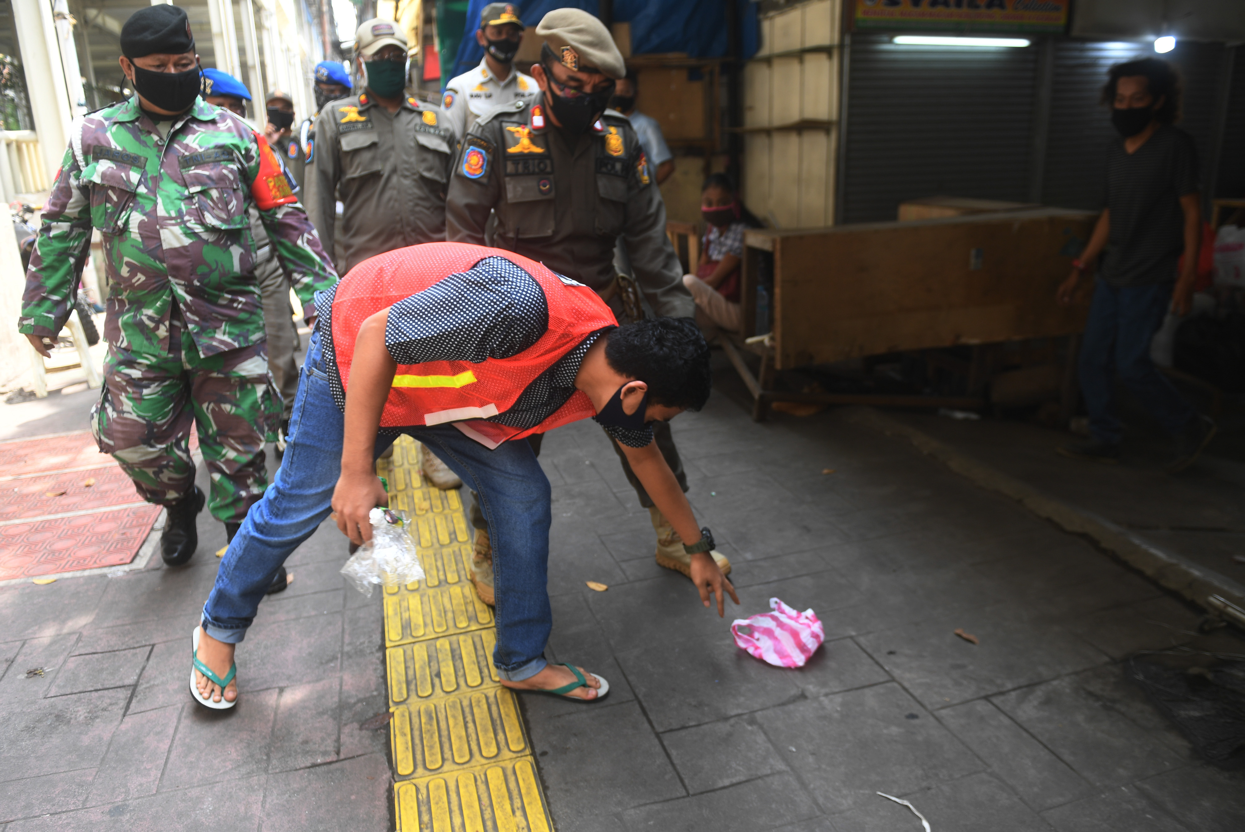 Sanksi Sosial Pelanggar PSBB