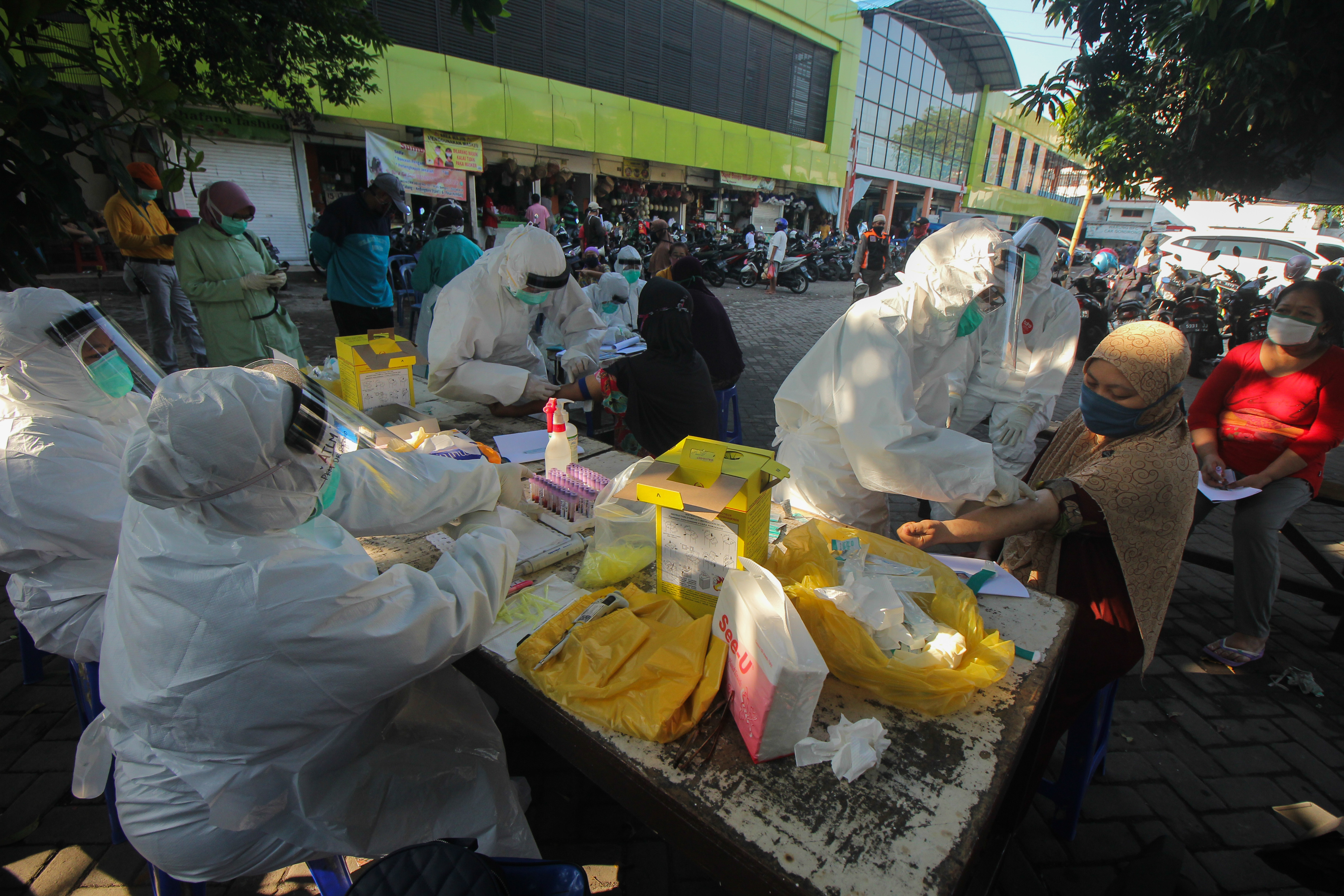 Rapid Test di Pasar Kembang Surabaya