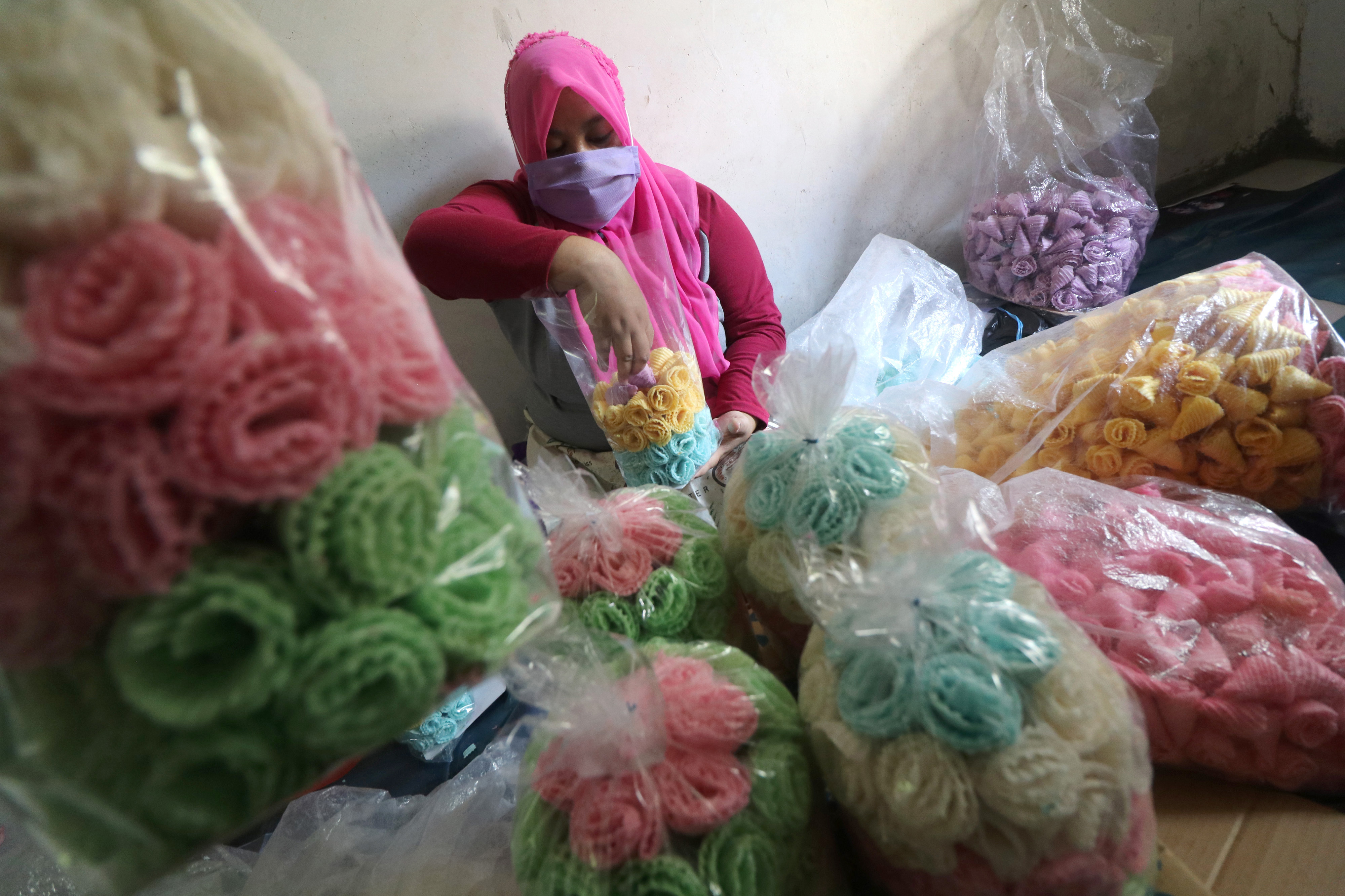 Produksi Opak Gambir Khas Kediri