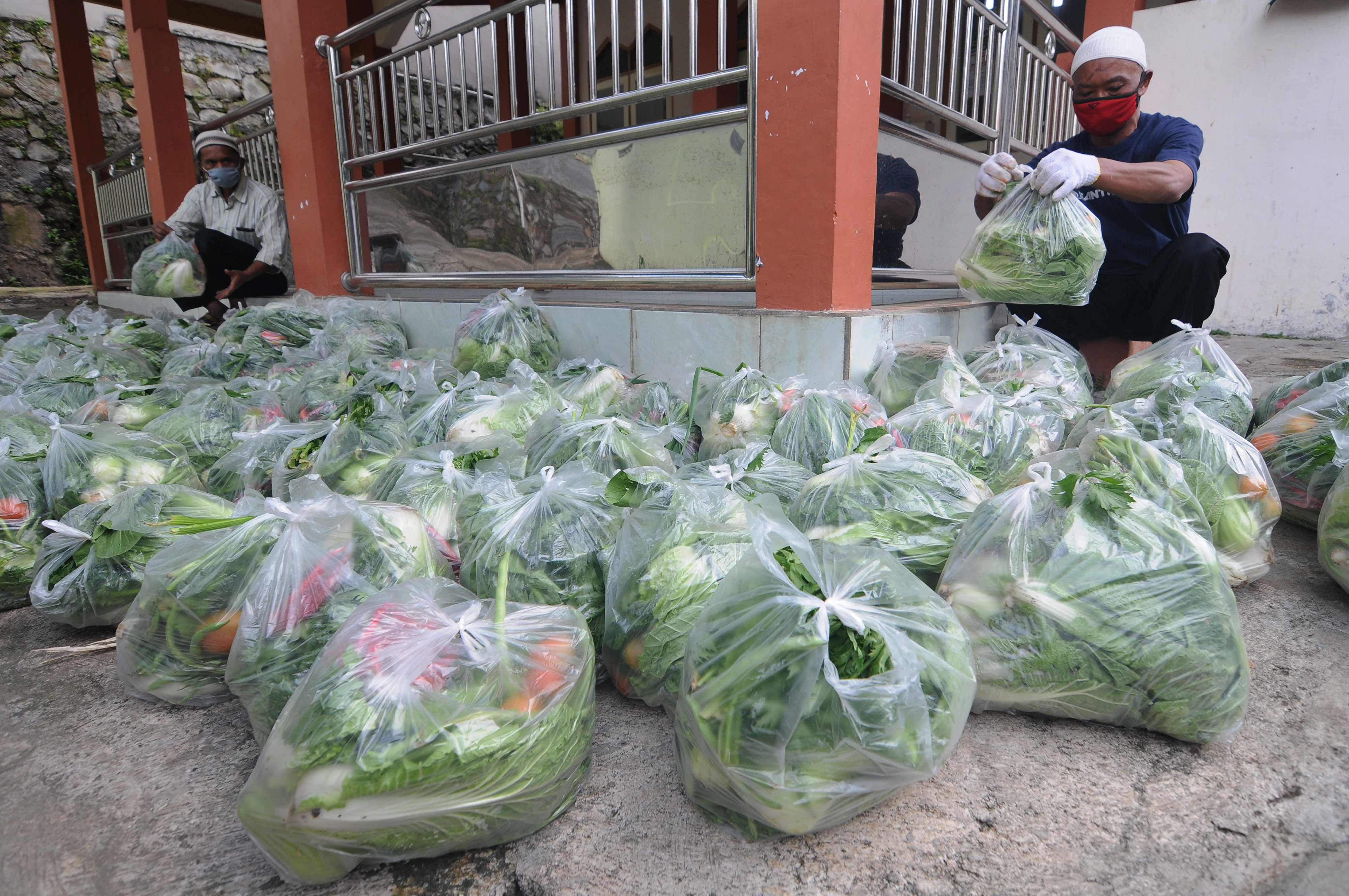 Sedekah Sayur untuk Warga Terdampak Covid-19