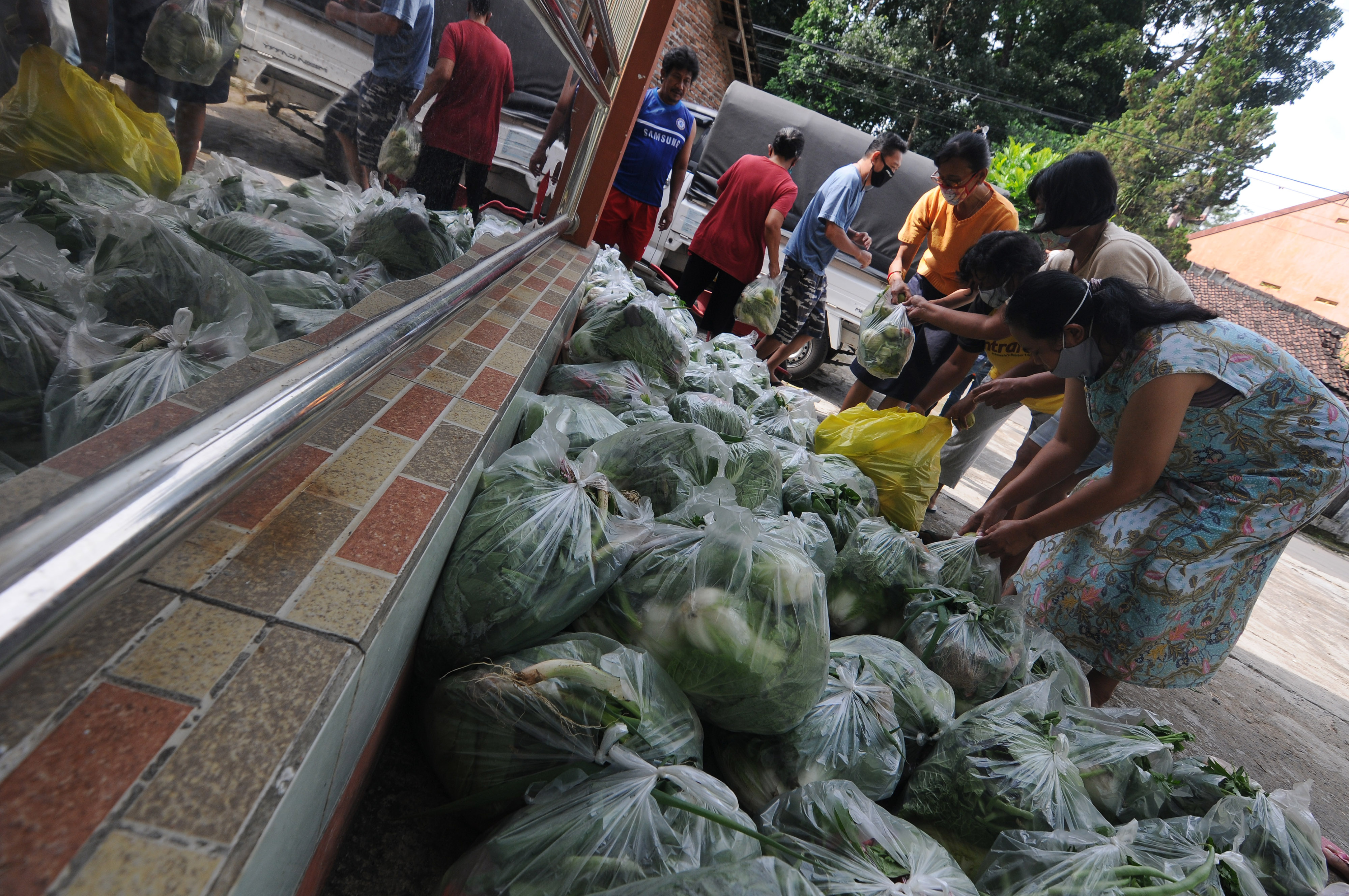 Sedekah Sayur untuk Warga Terdampak Covid-19