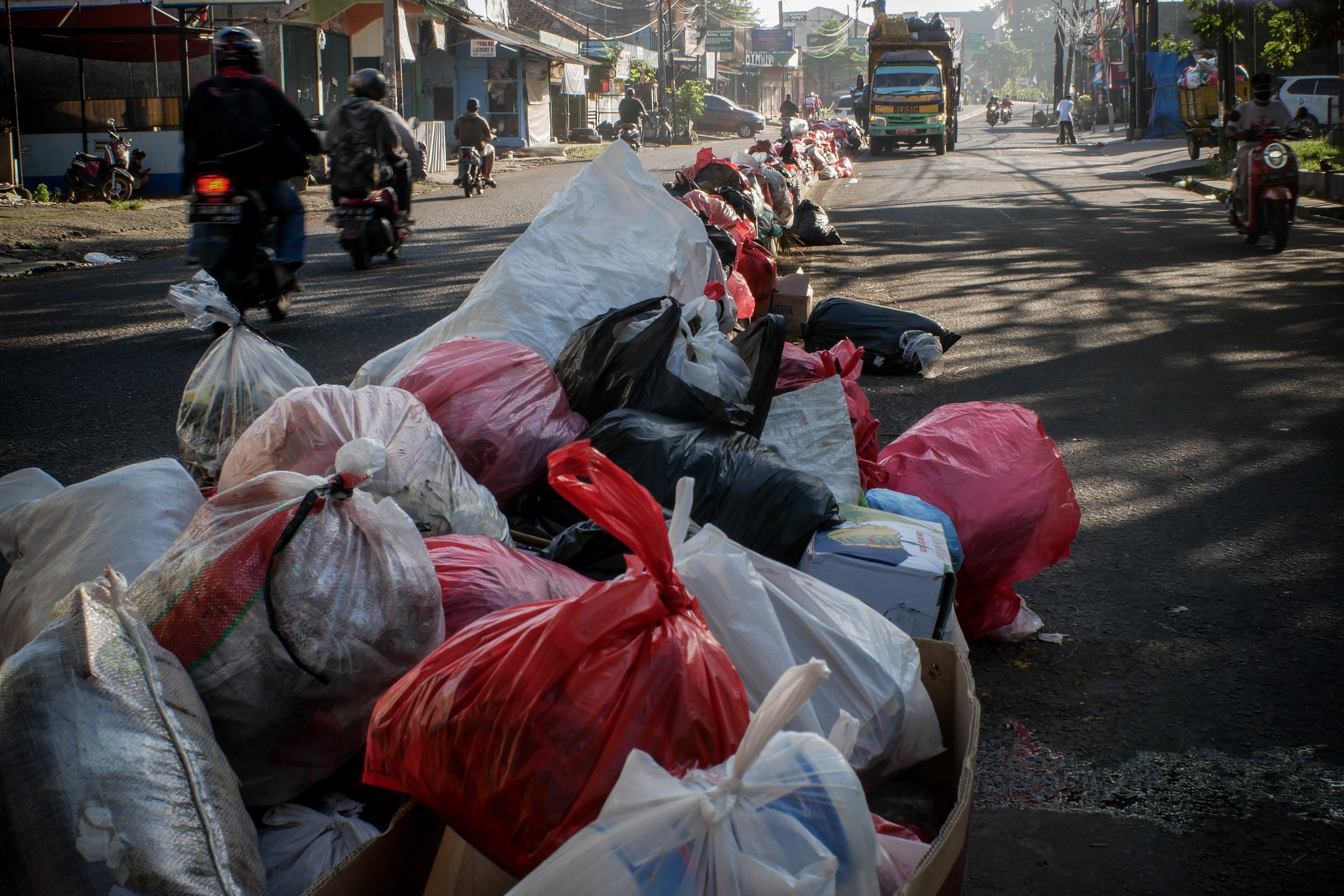 Tumpukan Sampah Rumah Tangga di Jalan
