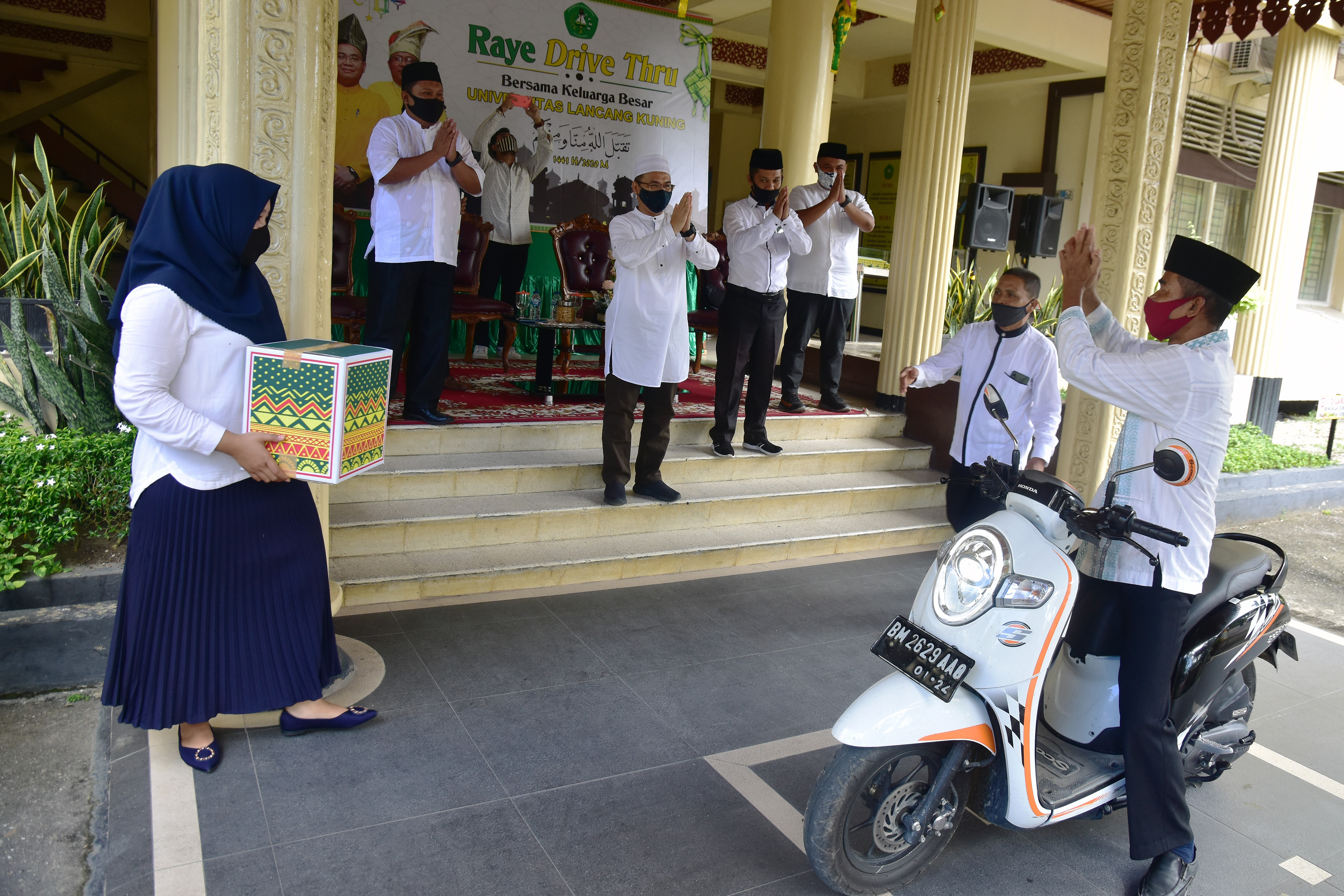 Halal Bihalal “Raye Drive Thru”