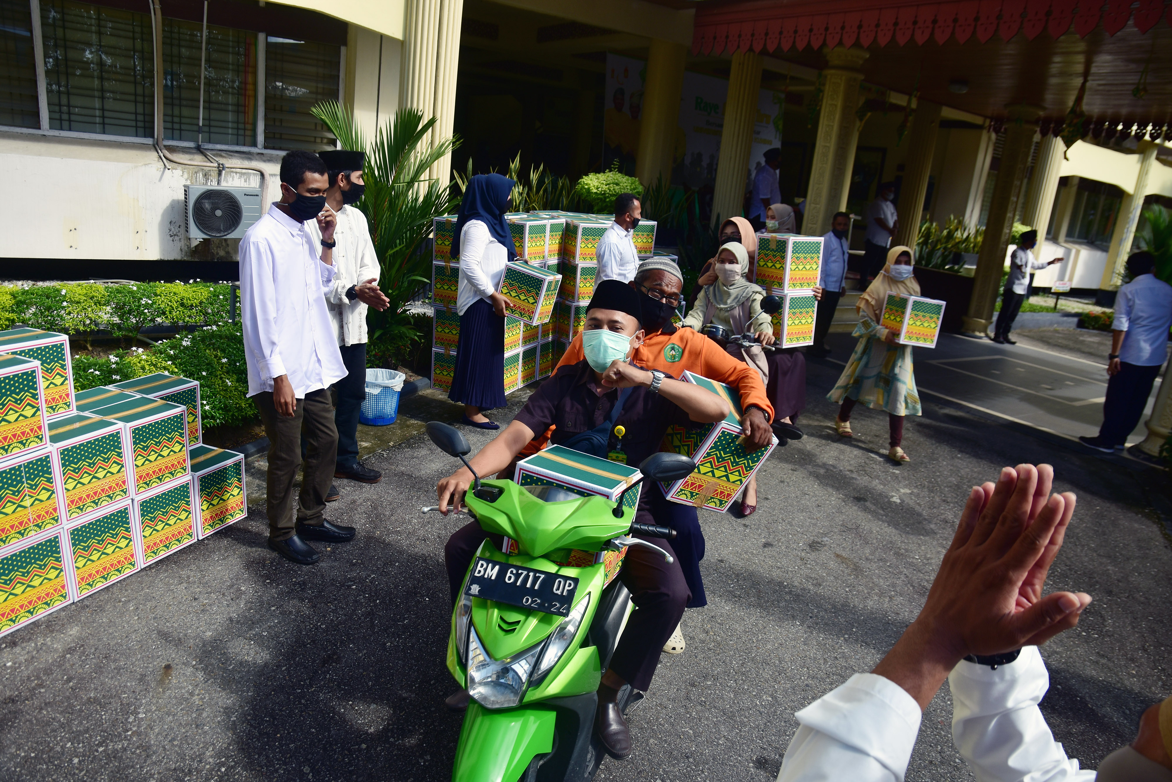 Halal Bihalal “Raye Drive Thru”