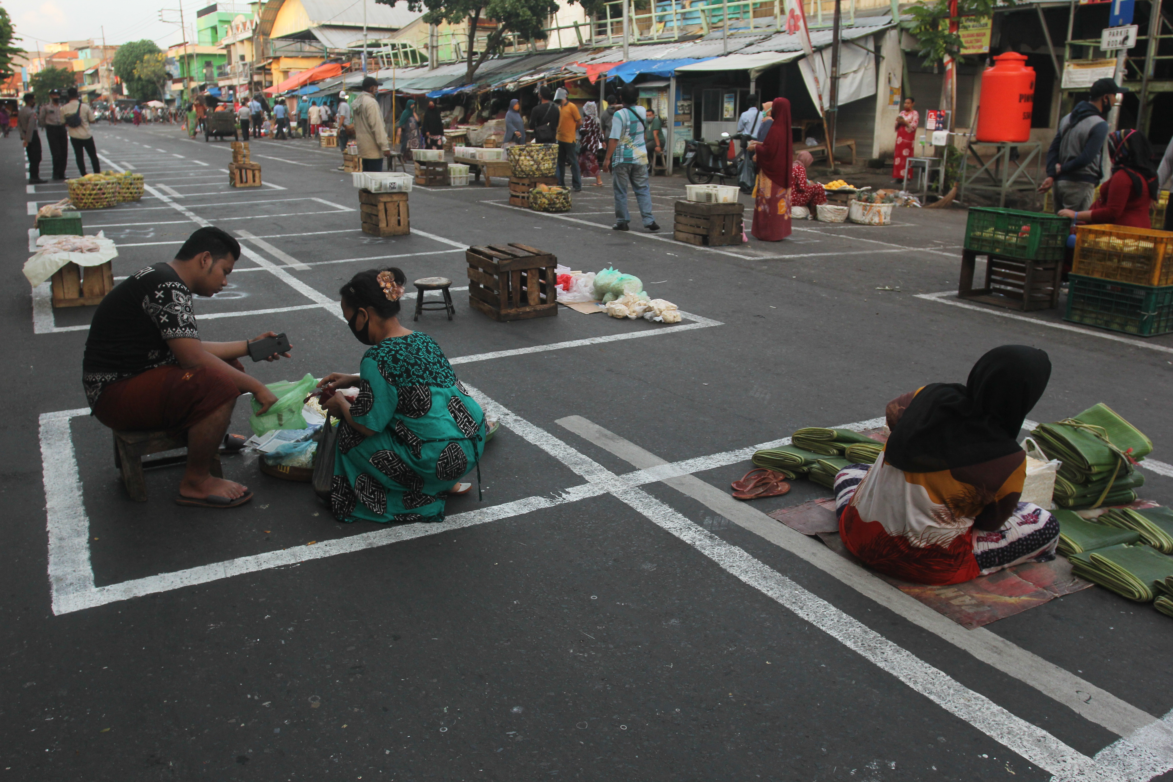 Pedagang Menerapkan Jaga Jarak