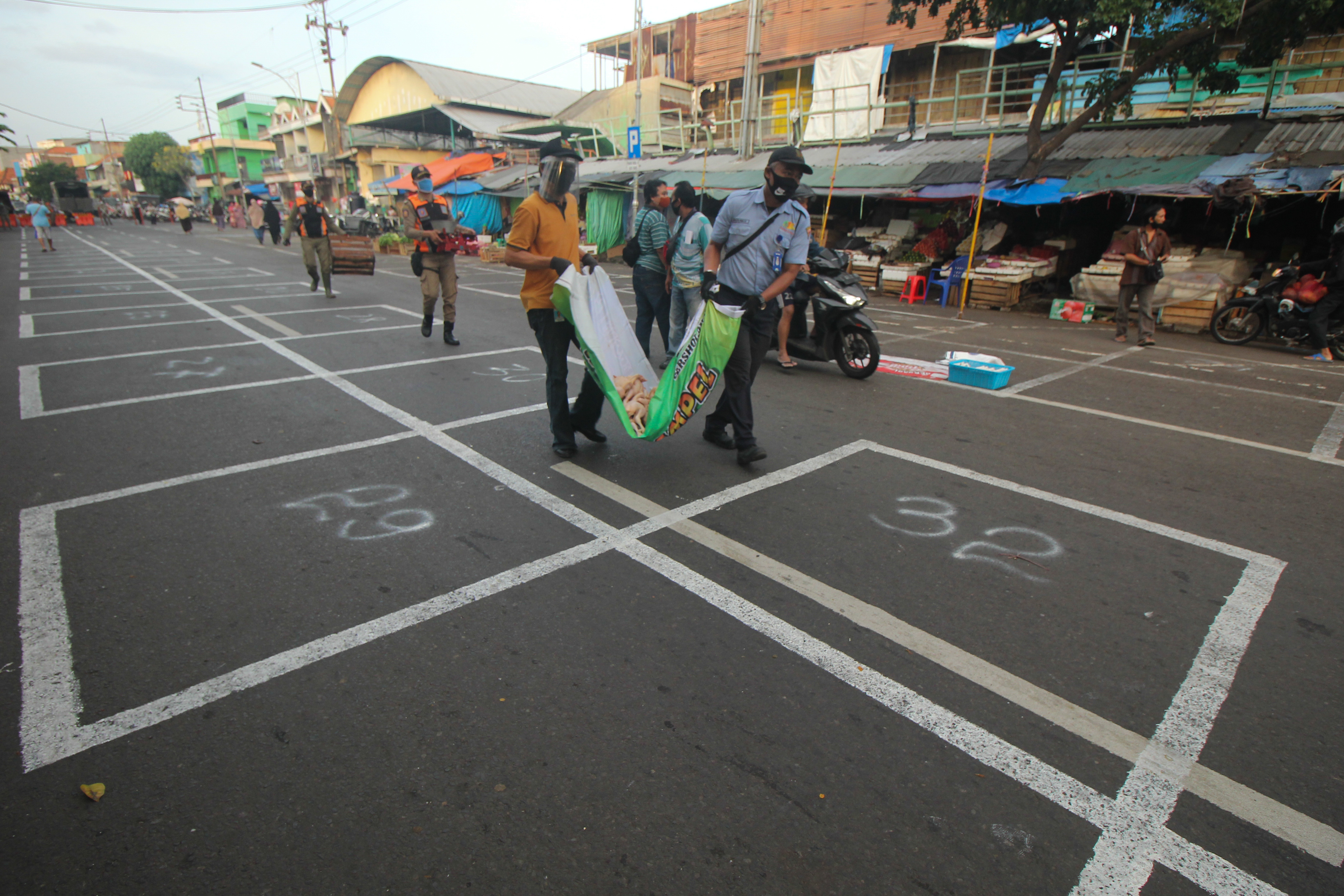 Pedagang Menerapkan Jaga Jarak