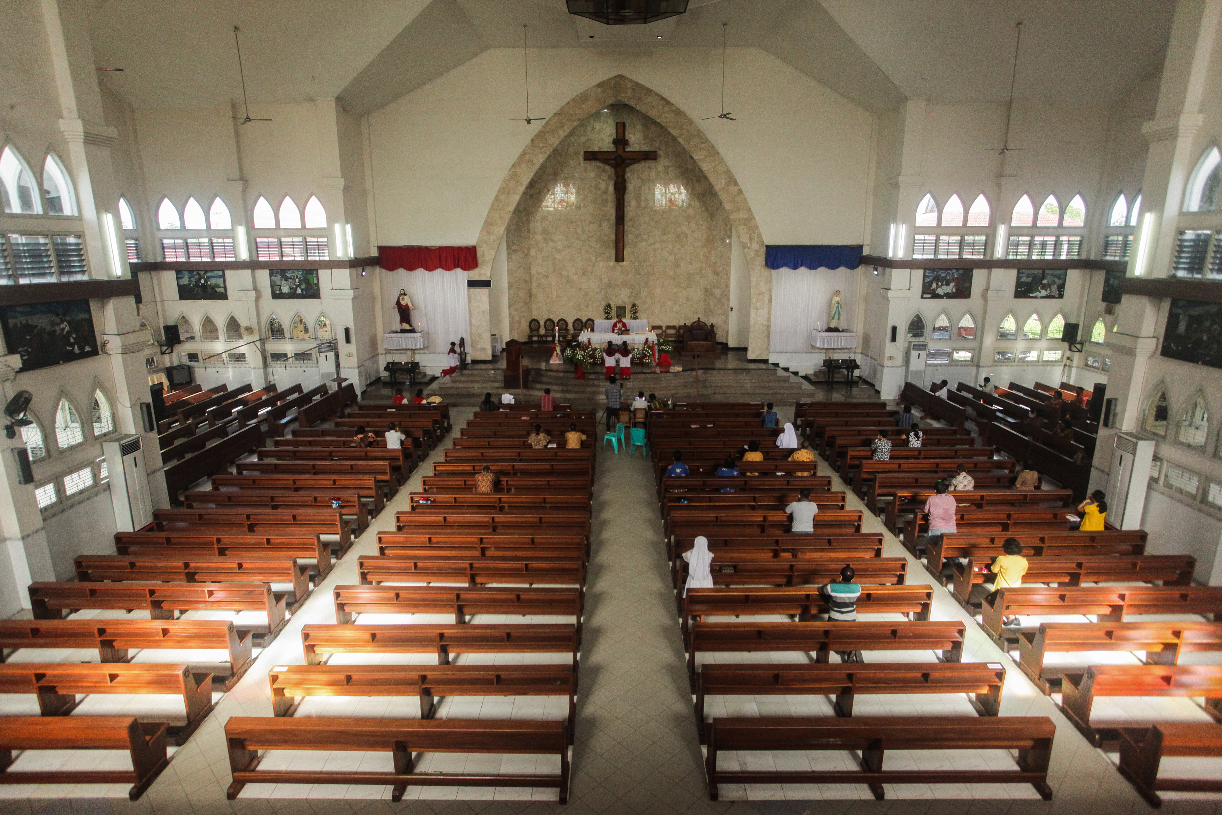 Misa di Gereja Katedral Palangkaraya 