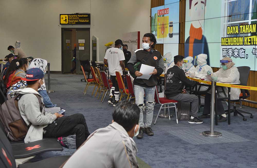 Pekerja Migran Jalani Pemeriksaan Kesehatan di Bandara