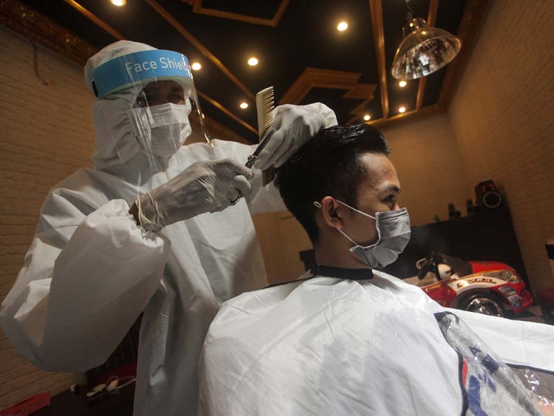 Tukang Pangkas Rambut Gunakan APD