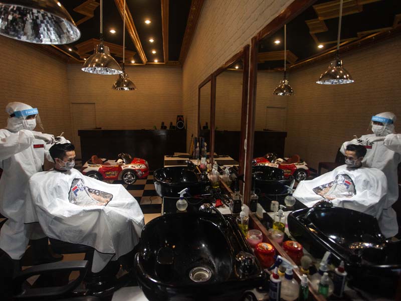 Tukang Pangkas Rambut Gunakan APD