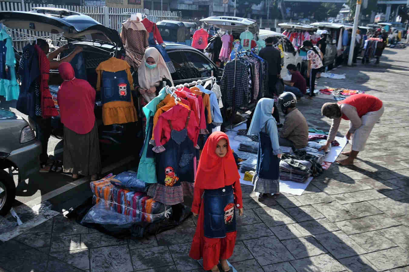 Gelar Dagangan Menggunakan Puluhan Mobil 