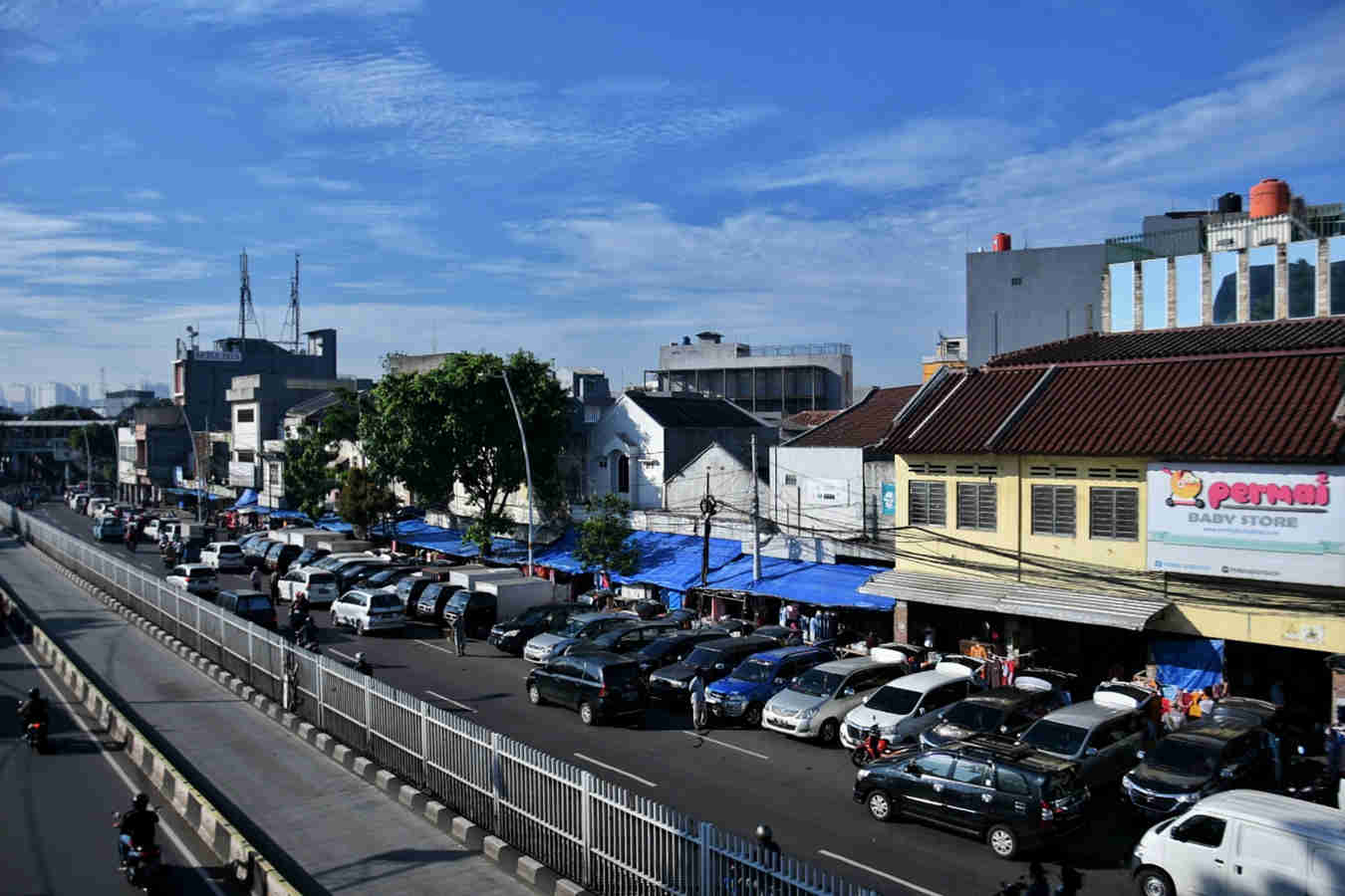 Gelar Dagangan Menggunakan Puluhan Mobil 