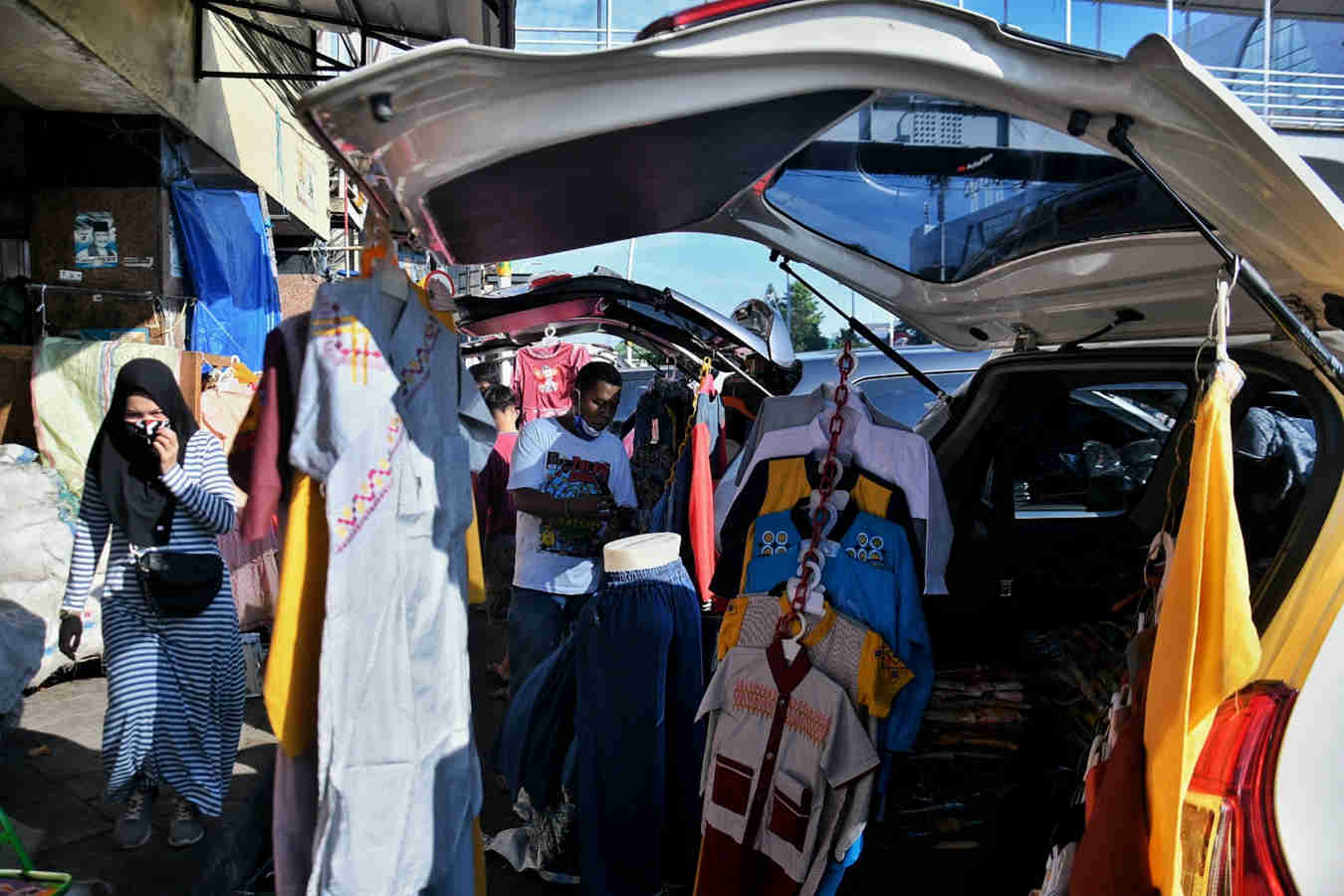 Gelar Dagangan Menggunakan Puluhan Mobil 