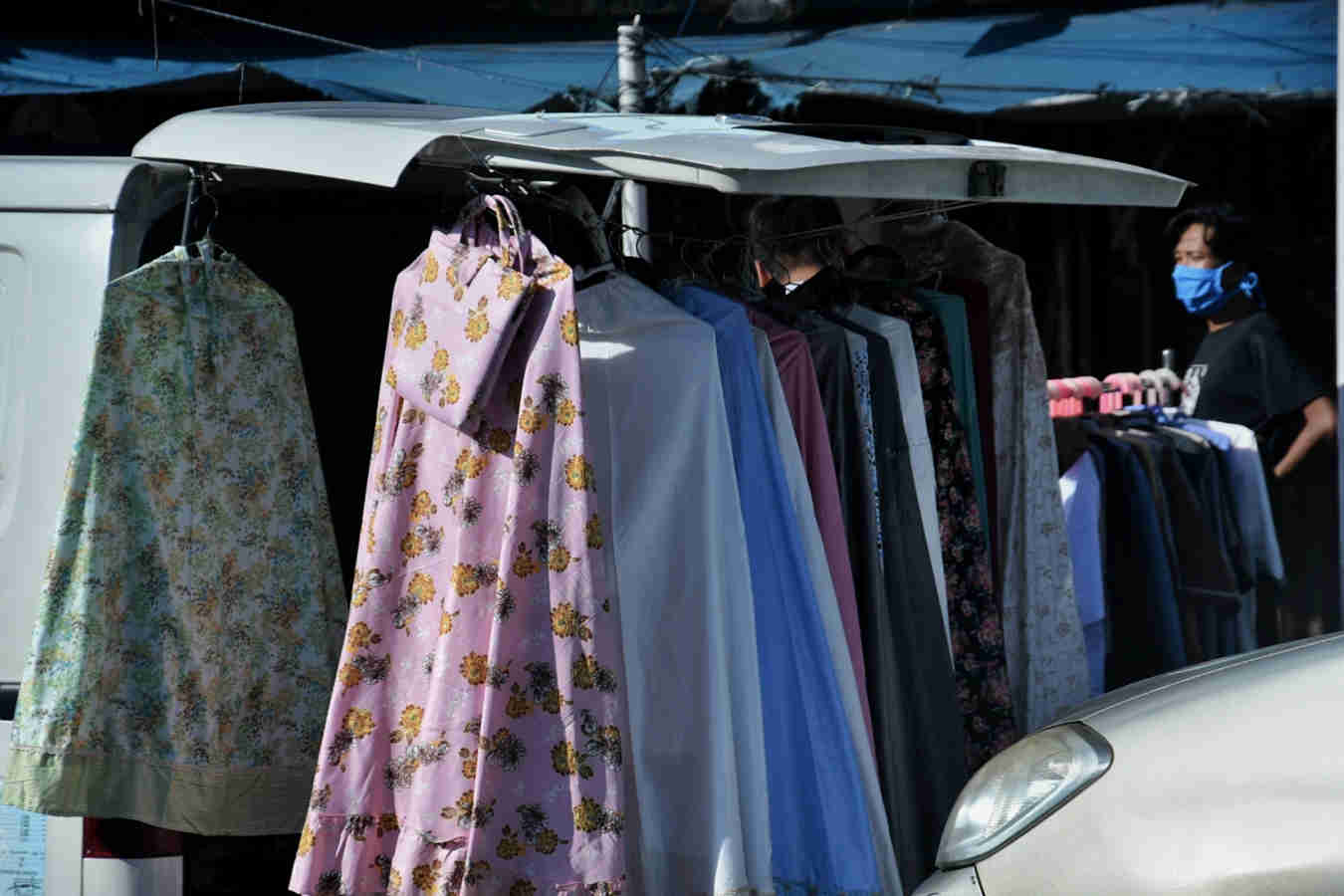 Gelar Dagangan Menggunakan Puluhan Mobil 