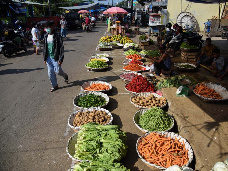 Penerapan Jaga Jarak Di Pasar Anyar