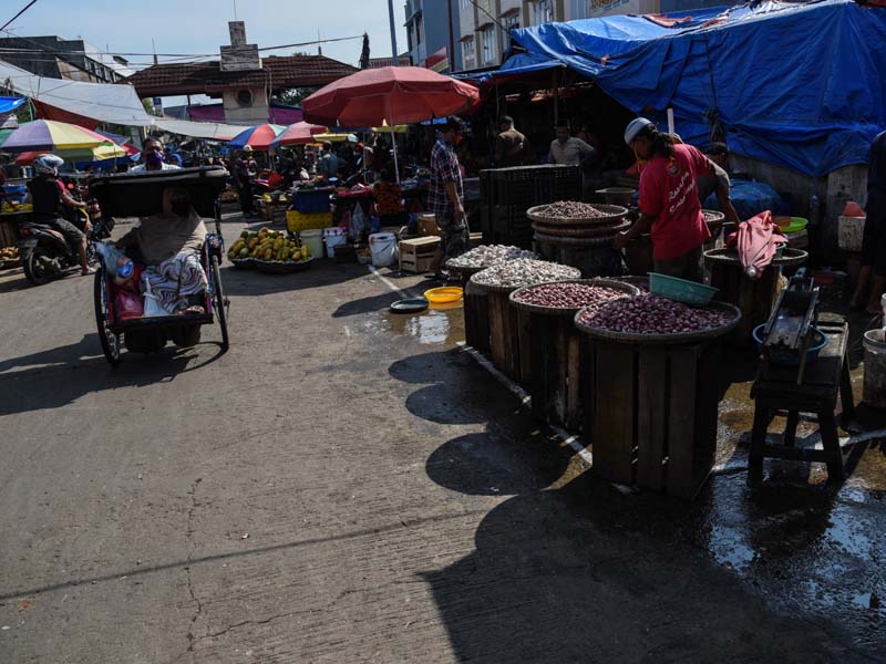 Penerapan Jaga Jarak Di Pasar Anyar