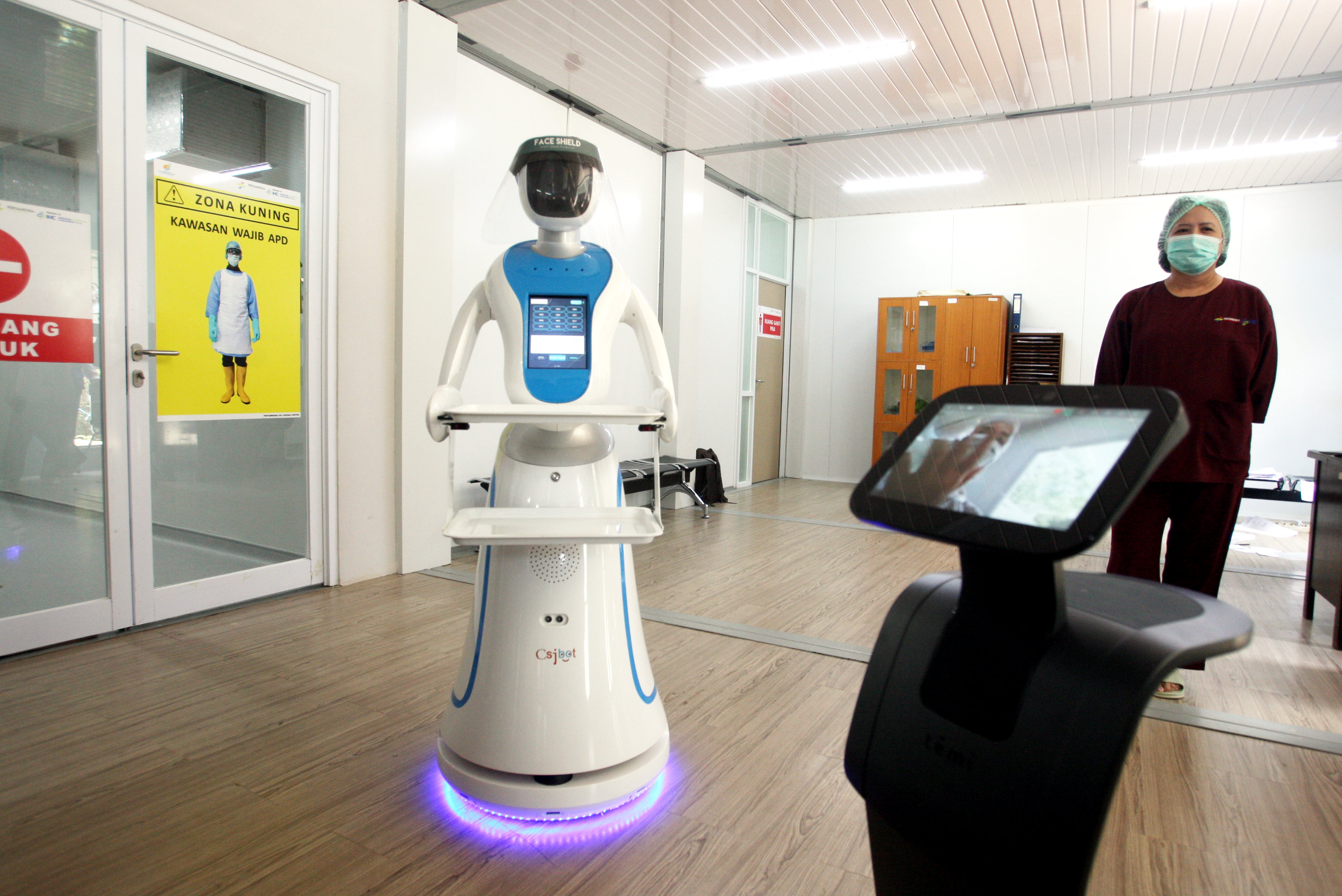 Robot Bantu Rawat Pasien Covid-19