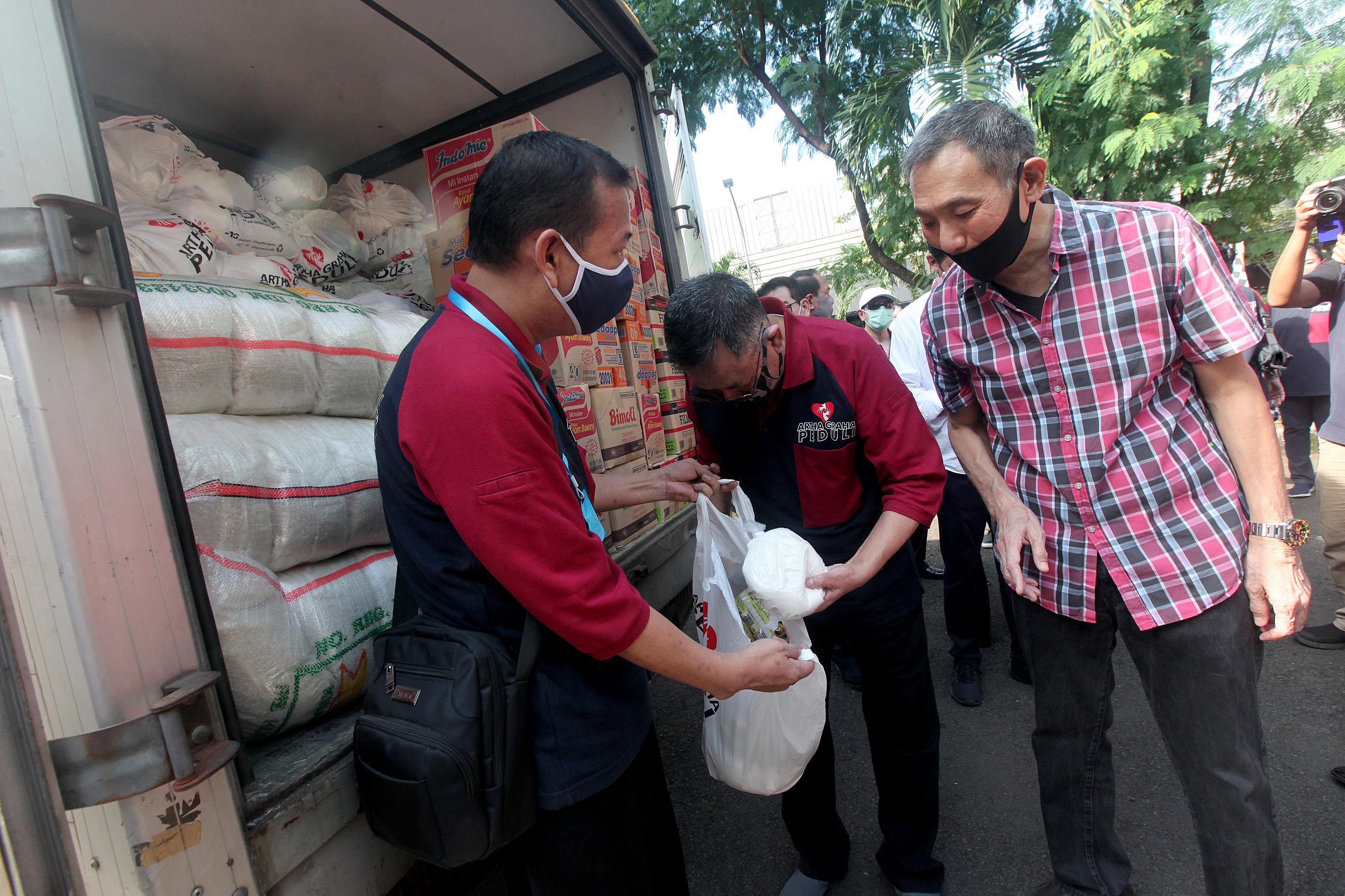 Penyaluran Ribuan Sembako Gratis