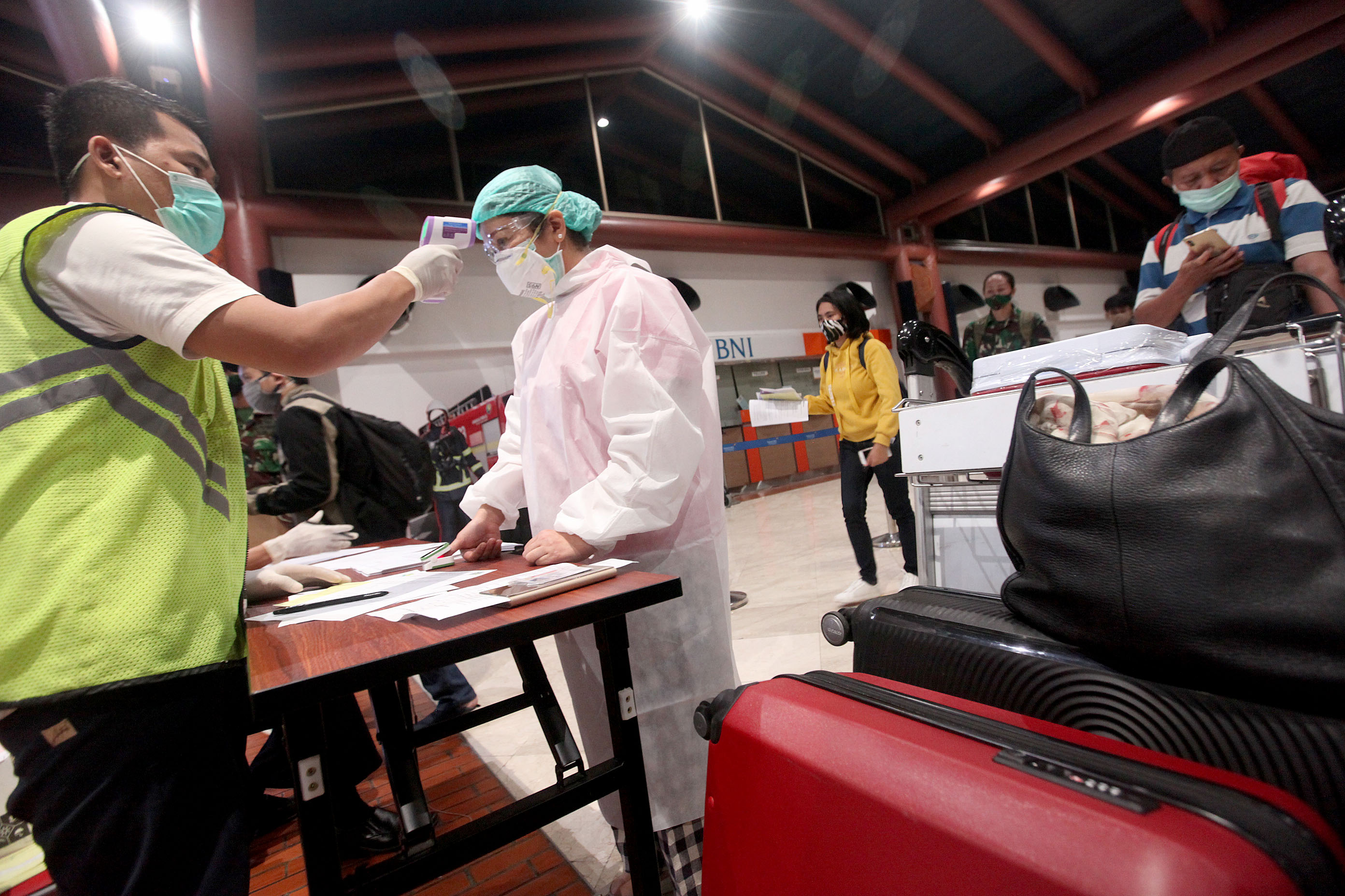 Antre Sejak Dini Hari Demi Penerbangan Terbatas 