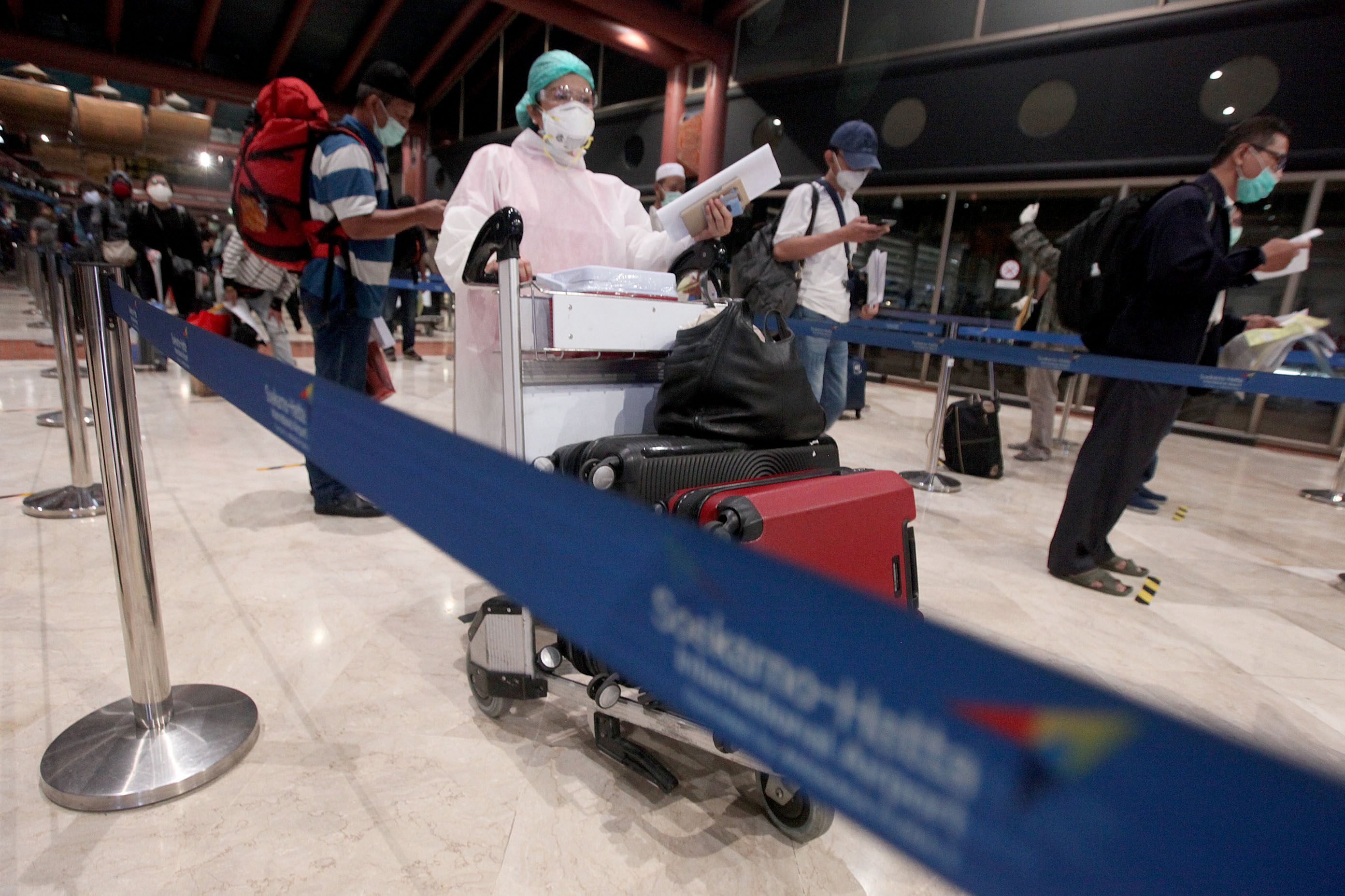 Antre Sejak Dini Hari Demi Penerbangan Terbatas 