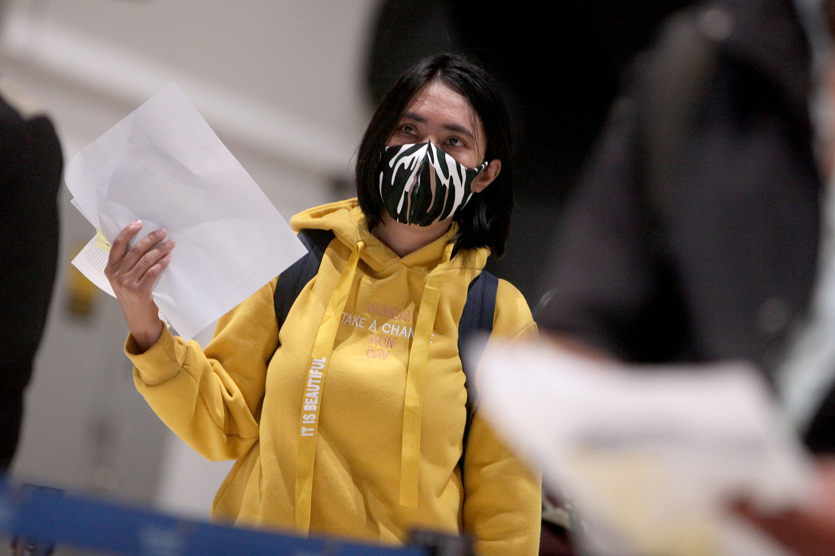 Antre Sejak Dini Hari Demi Penerbangan Terbatas 